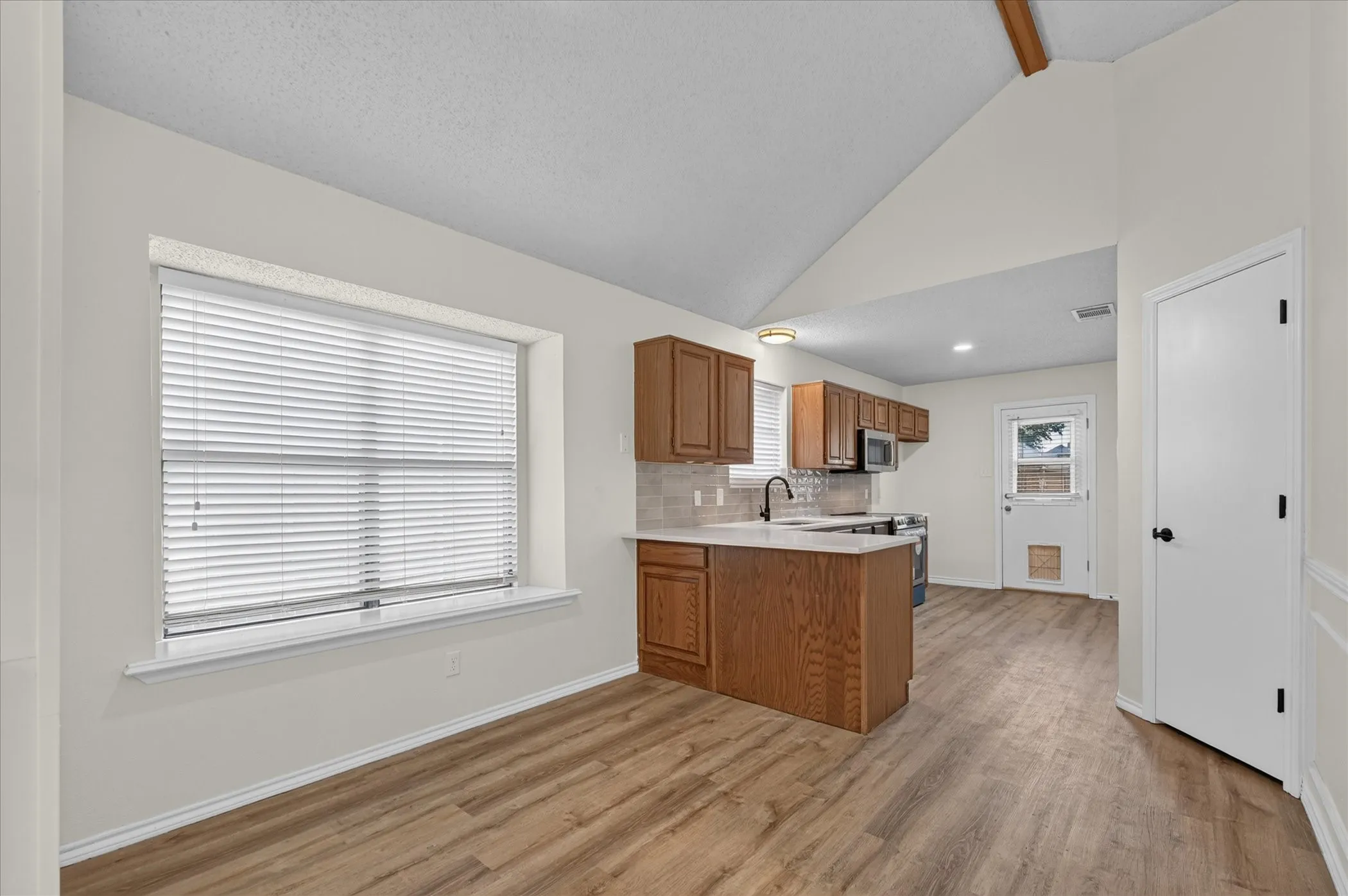 Single Family Residence For Sale in Denton County , 753 Red Oak Drive, Lewisville, Texas 75067, 2 Bedroom, 2 Bathroom, 2 Garage spaces, 995 Sqft, built in 1985, mls#21361430, Real Estate Agent in Lewisville, Homes For Sale in Denton county, Homes For Sale in Lewisville, Realtor in Lewisville Texas, Real Estate Brokerage Independent Realty Texas, Luminita Cordes Realtor
