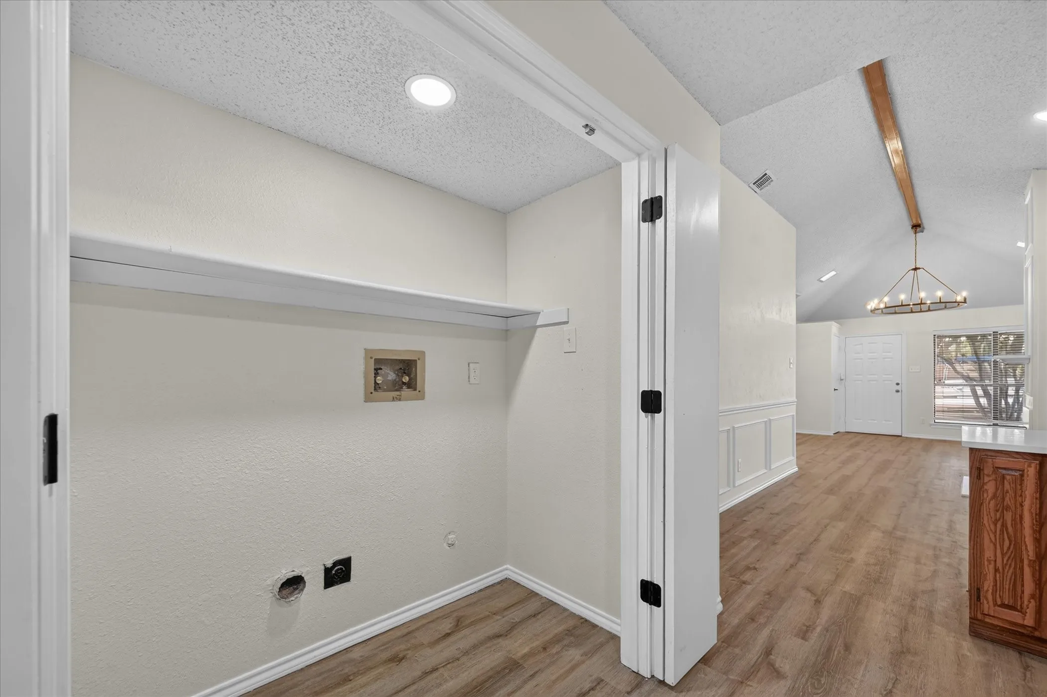 Single Family Residence For Sale in Denton County , 753 Red Oak Drive, Lewisville, Texas 75067, 2 Bedroom, 2 Bathroom, 2 Garage spaces, 995 Sqft, built in 1985, mls#21361430, Real Estate Agent in Lewisville, Homes For Sale in Denton county, Homes For Sale in Lewisville, Realtor in Lewisville Texas, Real Estate Brokerage Independent Realty Texas, Luminita Cordes Realtor