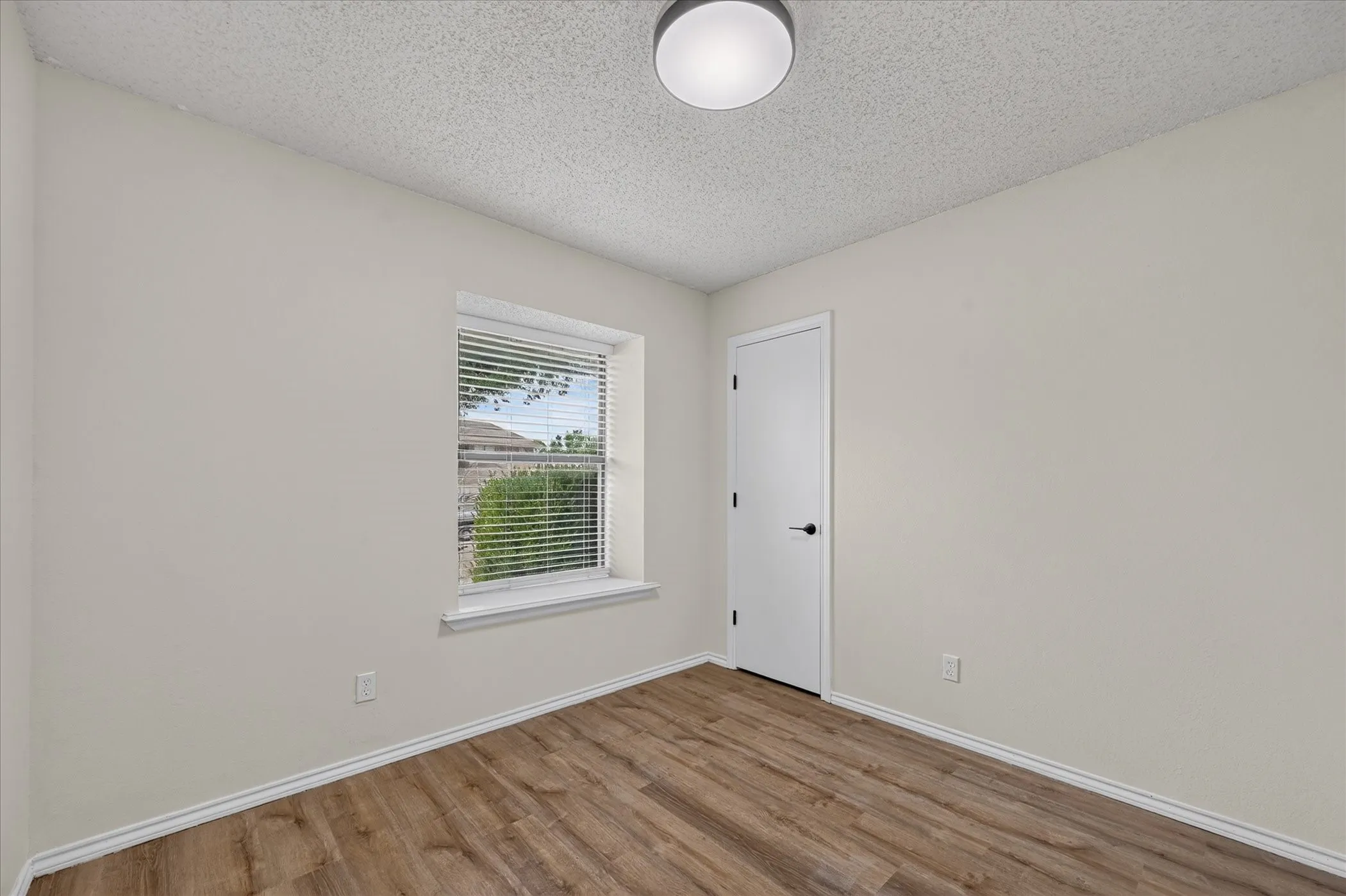 Single Family Residence For Sale in Denton County , 753 Red Oak Drive, Lewisville, Texas 75067, 2 Bedroom, 2 Bathroom, 2 Garage spaces, 995 Sqft, built in 1985, mls#21361430, Real Estate Agent in Lewisville, Homes For Sale in Denton county, Homes For Sale in Lewisville, Realtor in Lewisville Texas, Real Estate Brokerage Independent Realty Texas, Luminita Cordes Realtor