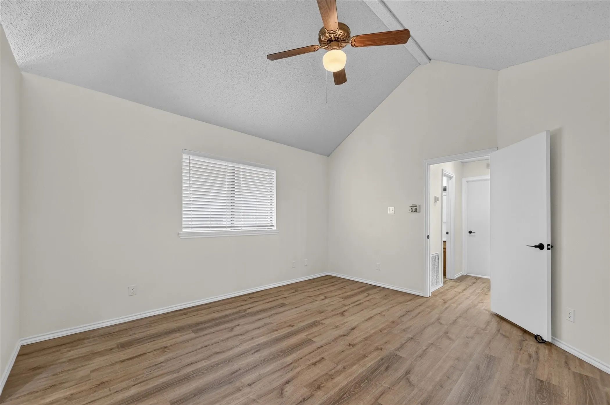 Single Family Residence For Sale in Denton County , 753 Red Oak Drive, Lewisville, Texas 75067, 2 Bedroom, 2 Bathroom, 2 Garage spaces, 995 Sqft, built in 1985, mls#21361430, Real Estate Agent in Lewisville, Homes For Sale in Denton county, Homes For Sale in Lewisville, Realtor in Lewisville Texas, Real Estate Brokerage Independent Realty Texas, Luminita Cordes Realtor