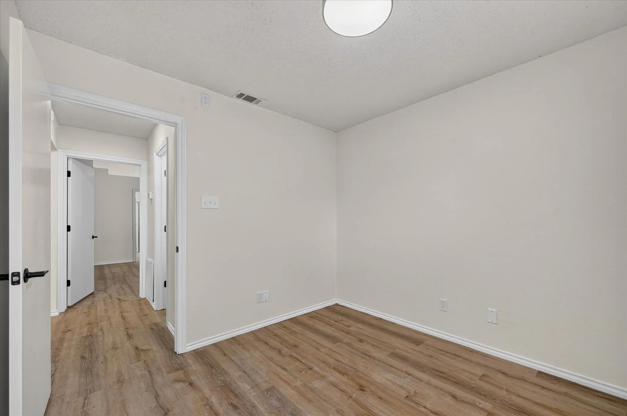 Single Family Residence For Sale in Denton County , 753 Red Oak Drive, Lewisville, Texas 75067, 2 Bedroom, 2 Bathroom, 2 Garage spaces, 995 Sqft, built in 1985, mls#21361430, Real Estate Agent in Lewisville, Homes For Sale in Denton county, Homes For Sale in Lewisville, Realtor in Lewisville Texas, Real Estate Brokerage Independent Realty Texas, Luminita Cordes Realtor