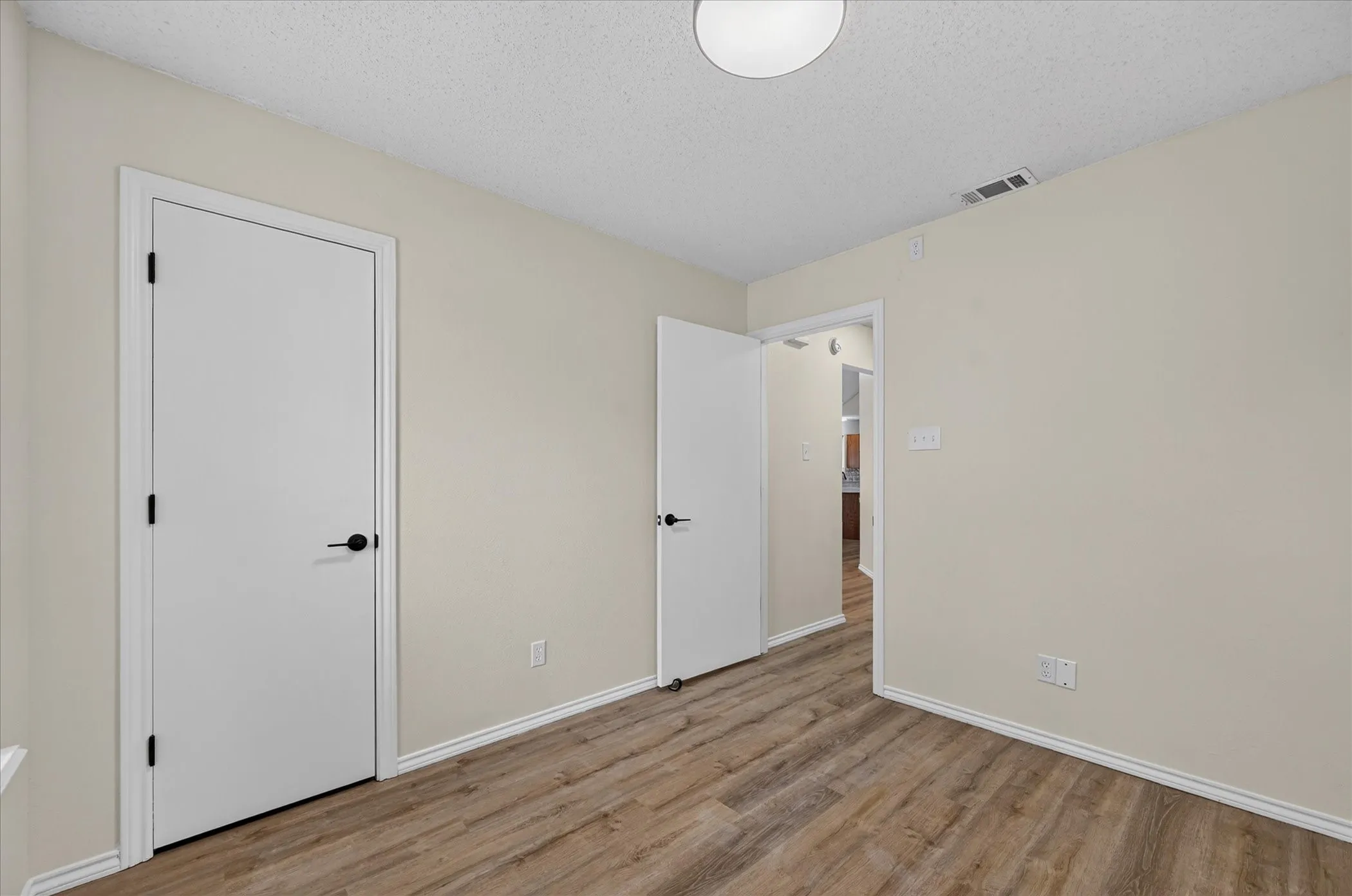 Single Family Residence For Sale in Denton County , 753 Red Oak Drive, Lewisville, Texas 75067, 2 Bedroom, 2 Bathroom, 2 Garage spaces, 995 Sqft, built in 1985, mls#21361430, Real Estate Agent in Lewisville, Homes For Sale in Denton county, Homes For Sale in Lewisville, Realtor in Lewisville Texas, Real Estate Brokerage Independent Realty Texas, Luminita Cordes Realtor