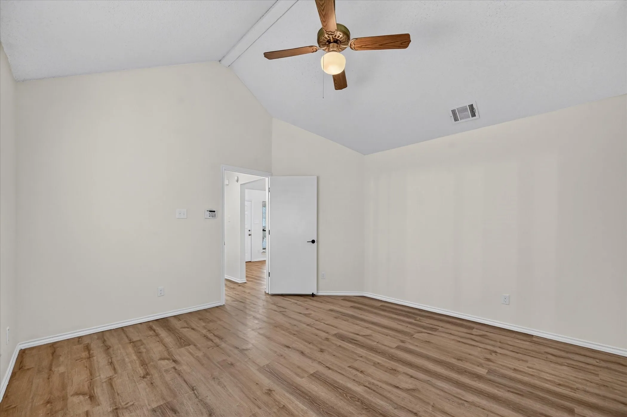 Single Family Residence For Sale in Denton County , 753 Red Oak Drive, Lewisville, Texas 75067, 2 Bedroom, 2 Bathroom, 2 Garage spaces, 995 Sqft, built in 1985, mls#21361430, Real Estate Agent in Lewisville, Homes For Sale in Denton county, Homes For Sale in Lewisville, Realtor in Lewisville Texas, Real Estate Brokerage Independent Realty Texas, Luminita Cordes Realtor