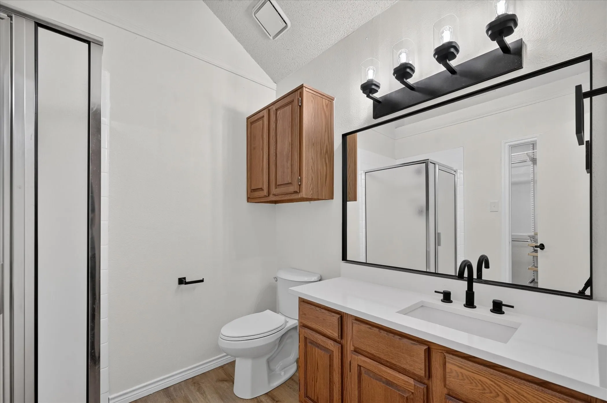 Single Family Residence For Sale in Denton County , 753 Red Oak Drive, Lewisville, Texas 75067, 2 Bedroom, 2 Bathroom, 2 Garage spaces, 995 Sqft, built in 1985, mls#21361430, Real Estate Agent in Lewisville, Homes For Sale in Denton county, Homes For Sale in Lewisville, Realtor in Lewisville Texas, Real Estate Brokerage Independent Realty Texas, Luminita Cordes Realtor