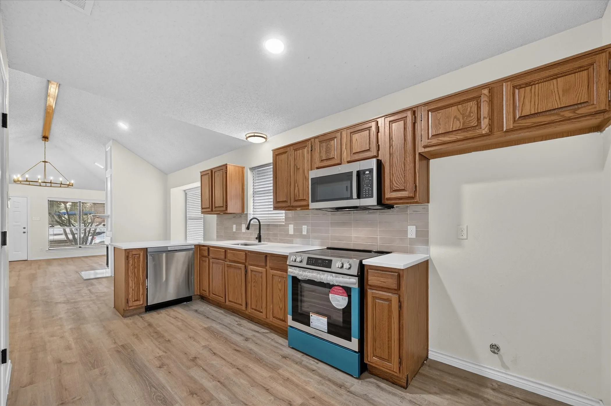 Single Family Residence For Sale in Denton County , 753 Red Oak Drive, Lewisville, Texas 75067, 2 Bedroom, 2 Bathroom, 2 Garage spaces, 995 Sqft, built in 1985, mls#21361430, Real Estate Agent in Lewisville, Homes For Sale in Denton county, Homes For Sale in Lewisville, Realtor in Lewisville Texas, Real Estate Brokerage Independent Realty Texas, Luminita Cordes Realtor