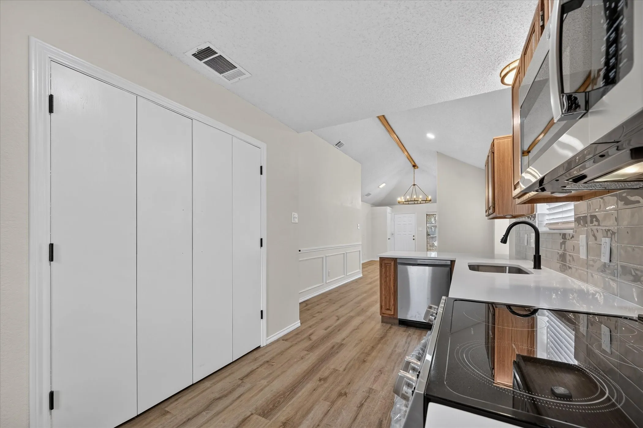 Single Family Residence For Sale in Denton County , 753 Red Oak Drive, Lewisville, Texas 75067, 2 Bedroom, 2 Bathroom, 2 Garage spaces, 995 Sqft, built in 1985, mls#21361430, Real Estate Agent in Lewisville, Homes For Sale in Denton county, Homes For Sale in Lewisville, Realtor in Lewisville Texas, Real Estate Brokerage Independent Realty Texas, Luminita Cordes Realtor