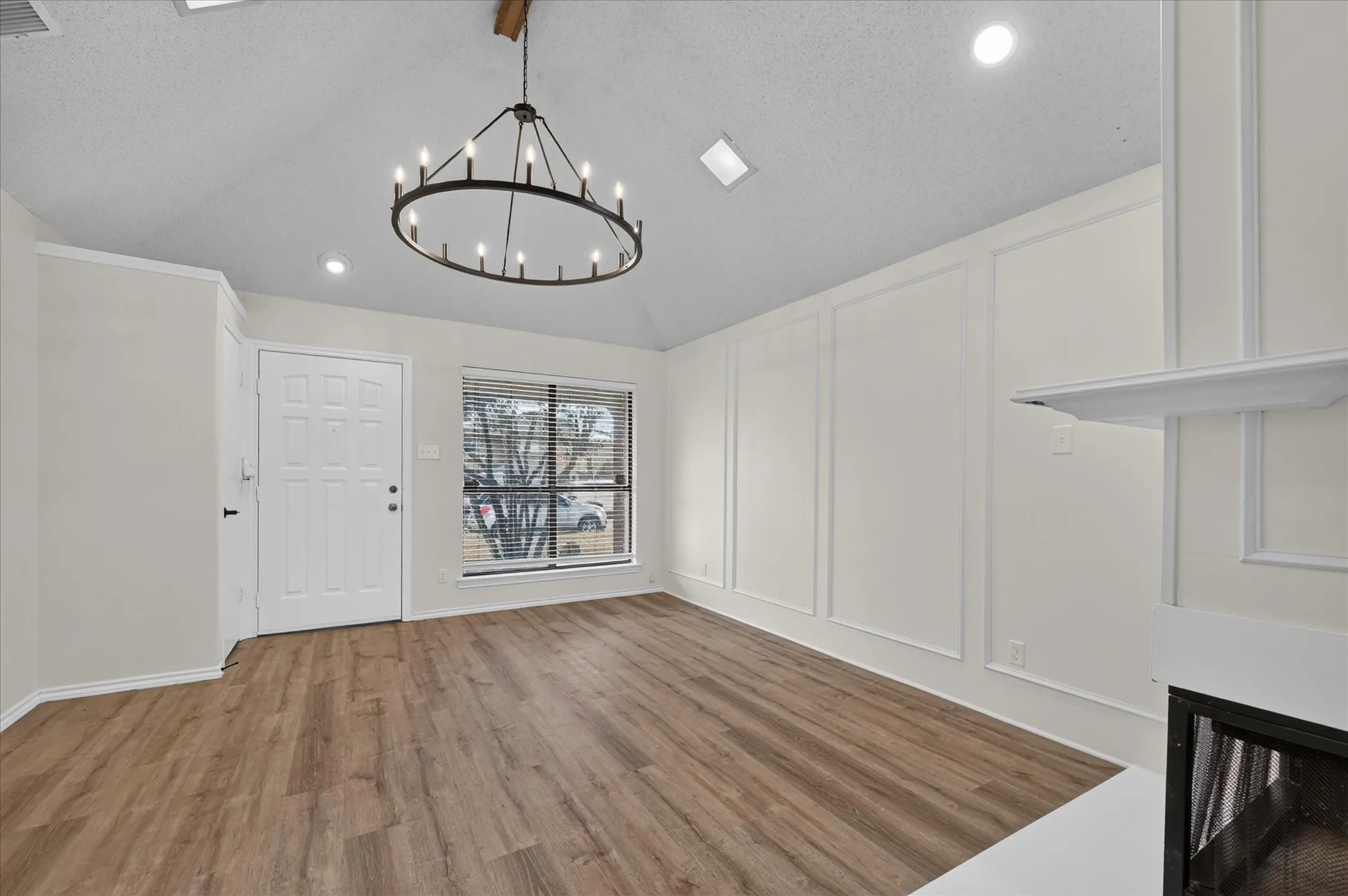 Single Family Residence For Sale in Denton County , 753 Red Oak Drive, Lewisville, Texas 75067, 2 Bedroom, 2 Bathroom, 2 Garage spaces, 995 Sqft, built in 1985, mls#21361430, Real Estate Agent in Lewisville, Homes For Sale in Denton county, Homes For Sale in Lewisville, Realtor in Lewisville Texas, Real Estate Brokerage Independent Realty Texas, Luminita Cordes Realtor