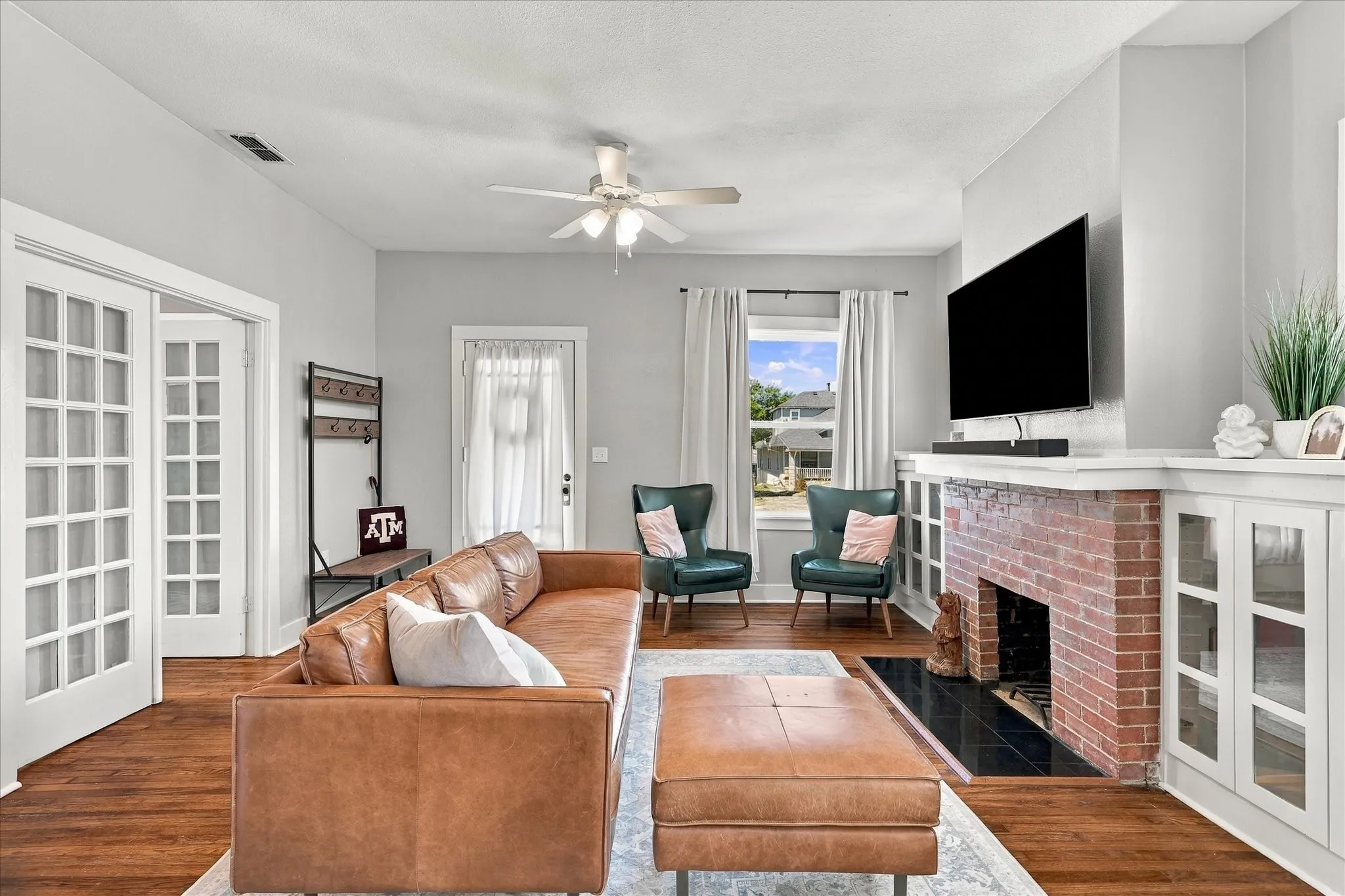 Single Family Residence For Sale in Tarrant County , 1933 Fairmount Avenue, Fort Worth, Texas 76110, 4 Bedroom, 3 Bathroom, Garage spaces, 1,792 Sqft, built in 1920, mls#21371241, Real Estate Agent in Fort Worth, Homes For Sale in Tarrant county, Homes For Sale in Fort Worth, Realtor in Fort Worth Texas, Real Estate Brokerage Independent Realty Texas, Luminita Cordes Realtor