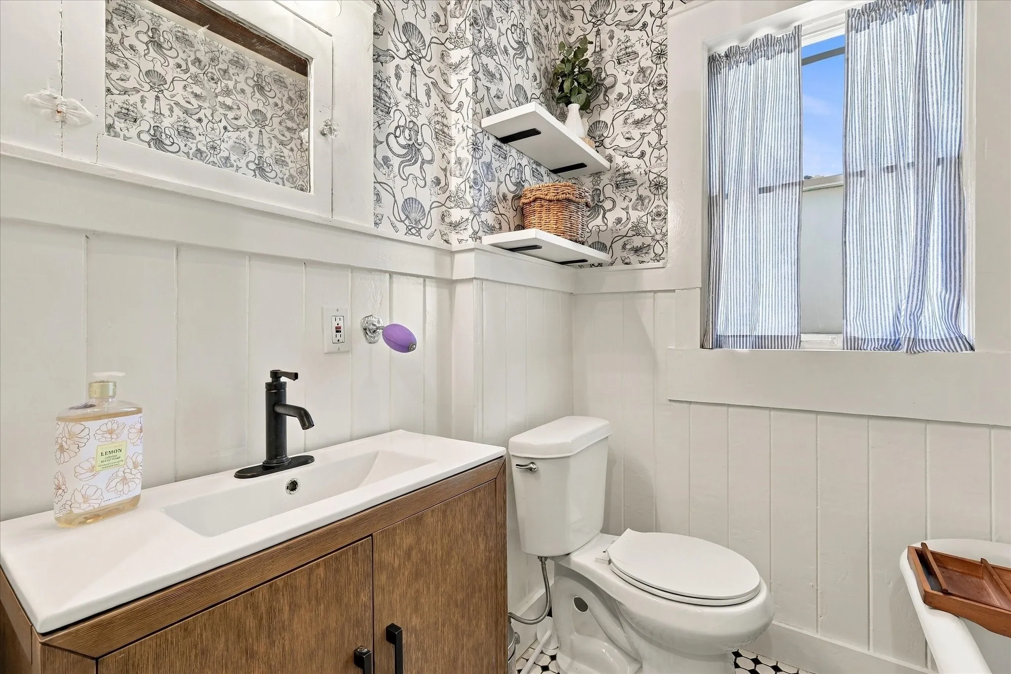 Single Family Residence For Sale in Tarrant County , 1933 Fairmount Avenue, Fort Worth, Texas 76110, 4 Bedroom, 3 Bathroom, Garage spaces, 1,792 Sqft, built in 1920, mls#21371241, Real Estate Agent in Fort Worth, Homes For Sale in Tarrant county, Homes For Sale in Fort Worth, Realtor in Fort Worth Texas, Real Estate Brokerage Independent Realty Texas, Luminita Cordes Realtor