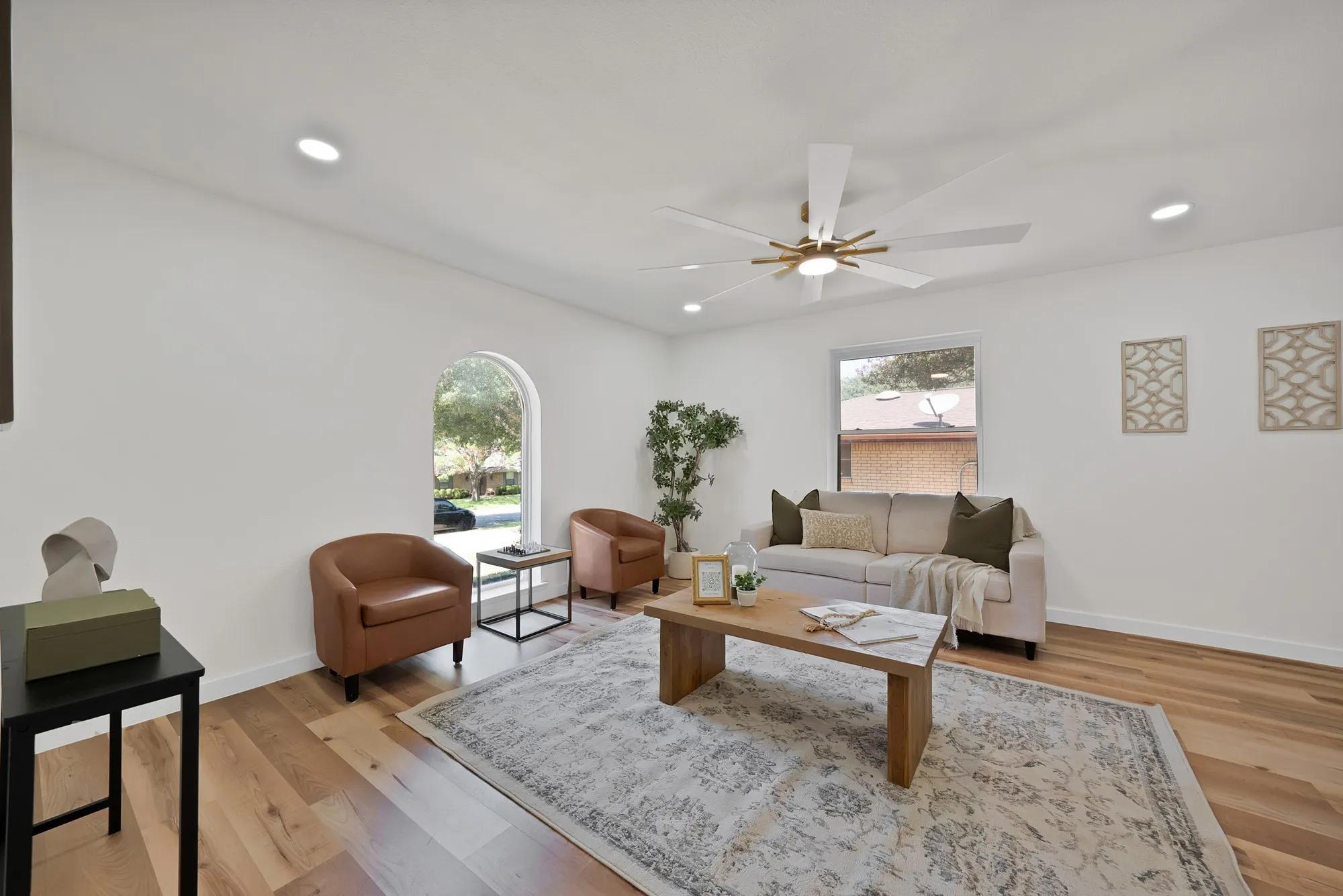 Single Family Residence For Sale in Tarrant County , 6617 Sabrosa Court W, Fort Worth, Texas 76133, 4 Bedroom, 2 Bathroom, Garage spaces, 2,783 Sqft, built in 1968, mls#21370193, Real Estate Agent in Fort Worth, Homes For Sale in Tarrant county, Homes For Sale in Fort Worth, Realtor in Fort Worth Texas, Real Estate Brokerage Independent Realty Texas, Luminita Cordes Realtor