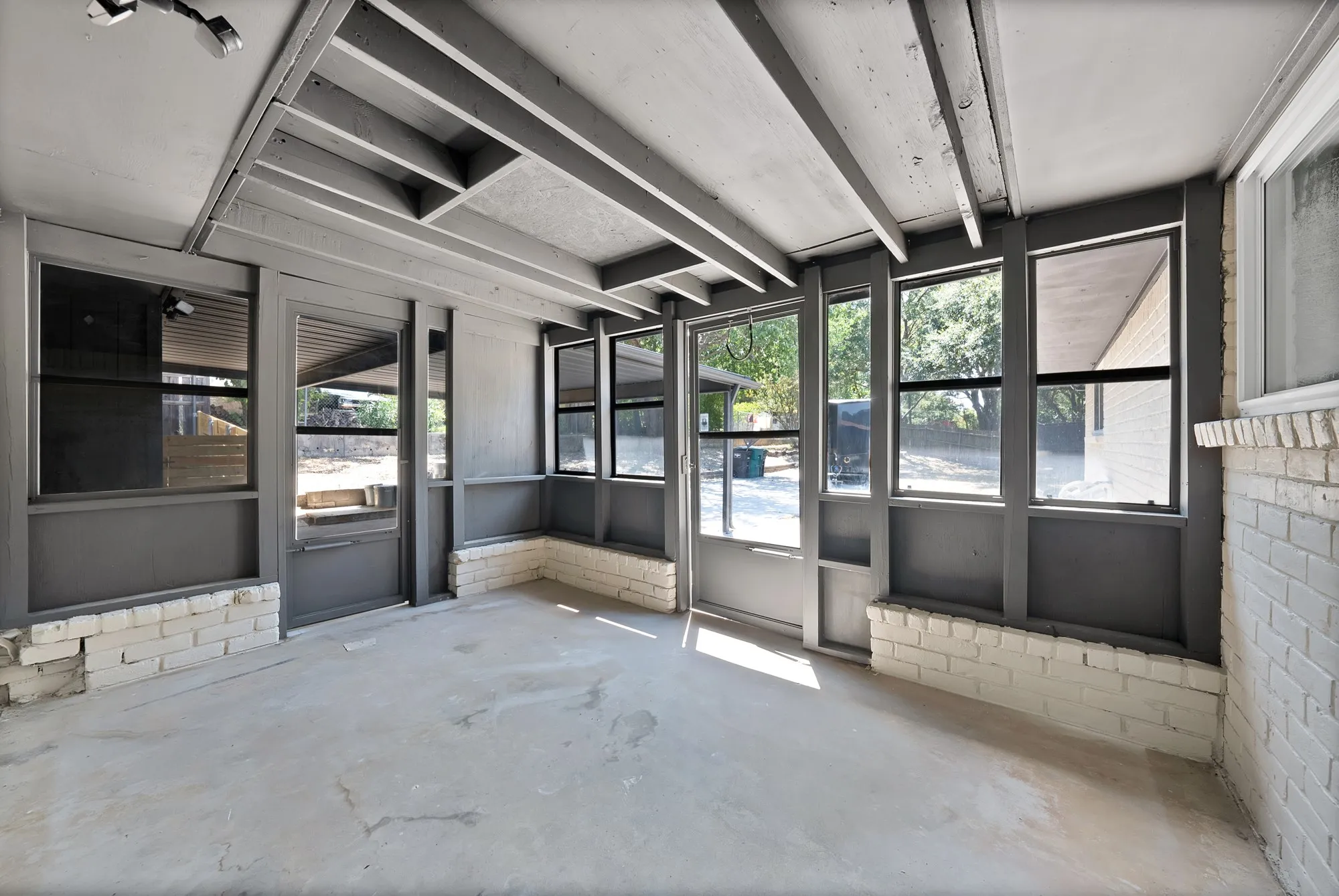 Single Family Residence For Sale in Tarrant County , 6617 Sabrosa Court W, Fort Worth, Texas 76133, 4 Bedroom, 2 Bathroom, Garage spaces, 2,783 Sqft, built in 1968, mls#21370193, Real Estate Agent in Fort Worth, Homes For Sale in Tarrant county, Homes For Sale in Fort Worth, Realtor in Fort Worth Texas, Real Estate Brokerage Independent Realty Texas, Luminita Cordes Realtor