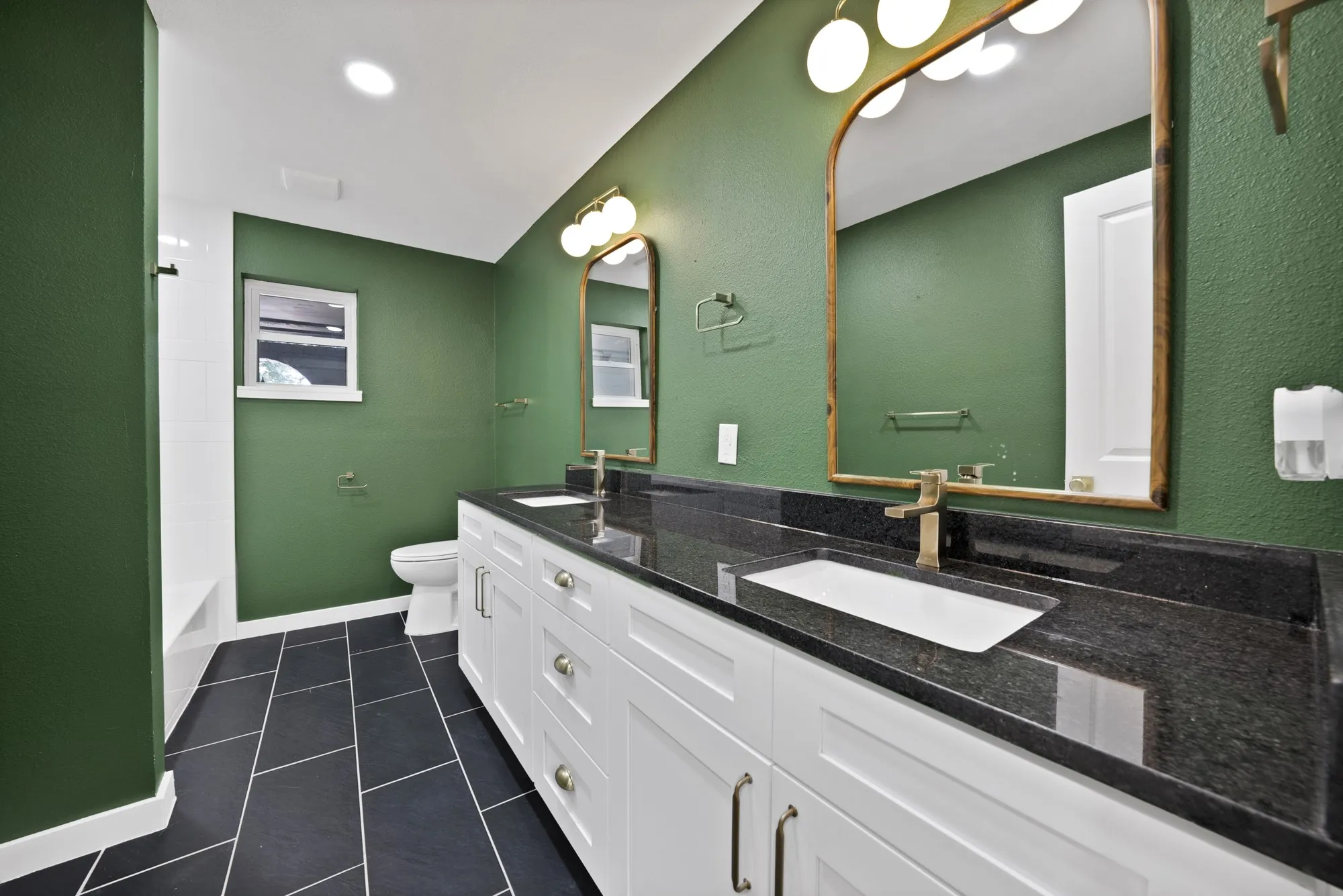 Single Family Residence For Sale in Tarrant County , 6617 Sabrosa Court W, Fort Worth, Texas 76133, 4 Bedroom, 2 Bathroom, Garage spaces, 2,783 Sqft, built in 1968, mls#21370193, Real Estate Agent in Fort Worth, Homes For Sale in Tarrant county, Homes For Sale in Fort Worth, Realtor in Fort Worth Texas, Real Estate Brokerage Independent Realty Texas, Luminita Cordes Realtor