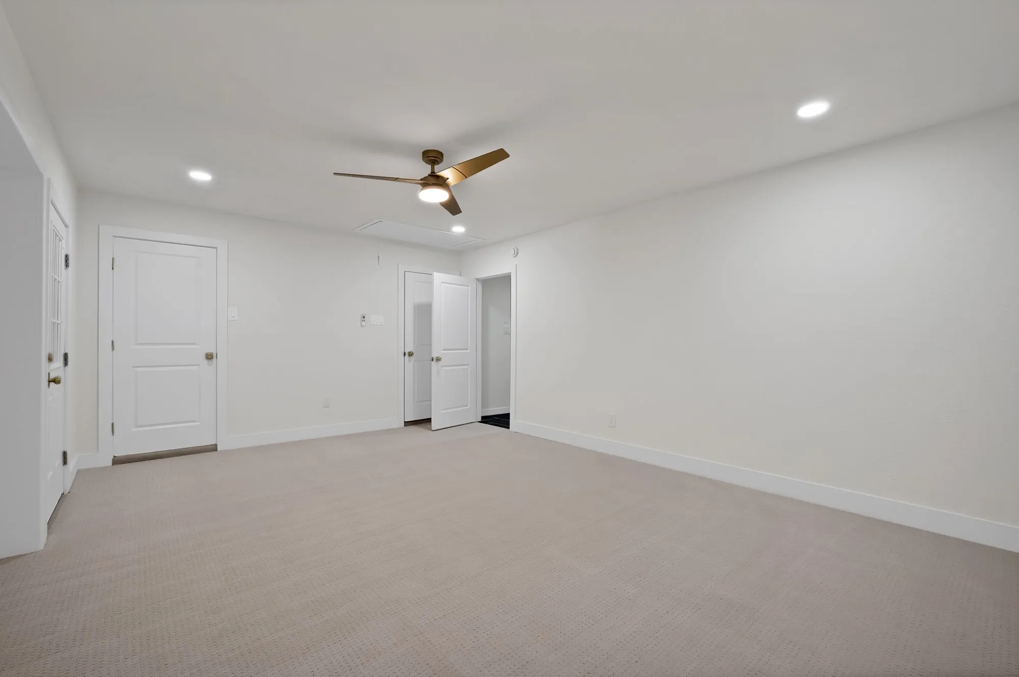 Single Family Residence For Sale in Tarrant County , 6617 Sabrosa Court W, Fort Worth, Texas 76133, 4 Bedroom, 2 Bathroom, Garage spaces, 2,783 Sqft, built in 1968, mls#21370193, Real Estate Agent in Fort Worth, Homes For Sale in Tarrant county, Homes For Sale in Fort Worth, Realtor in Fort Worth Texas, Real Estate Brokerage Independent Realty Texas, Luminita Cordes Realtor