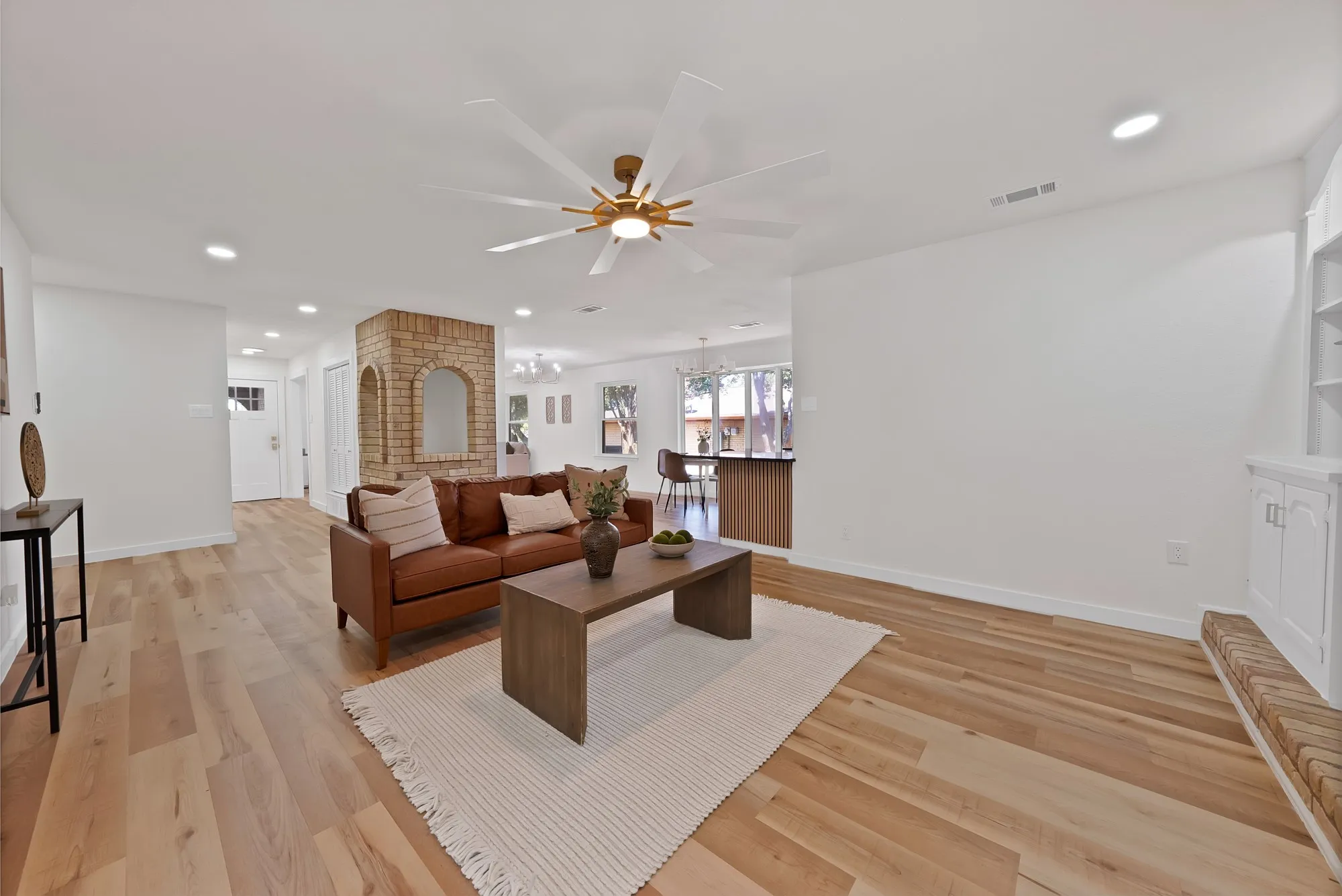 Single Family Residence For Sale in Tarrant County , 6617 Sabrosa Court W, Fort Worth, Texas 76133, 4 Bedroom, 2 Bathroom, Garage spaces, 2,783 Sqft, built in 1968, mls#21370193, Real Estate Agent in Fort Worth, Homes For Sale in Tarrant county, Homes For Sale in Fort Worth, Realtor in Fort Worth Texas, Real Estate Brokerage Independent Realty Texas, Luminita Cordes Realtor