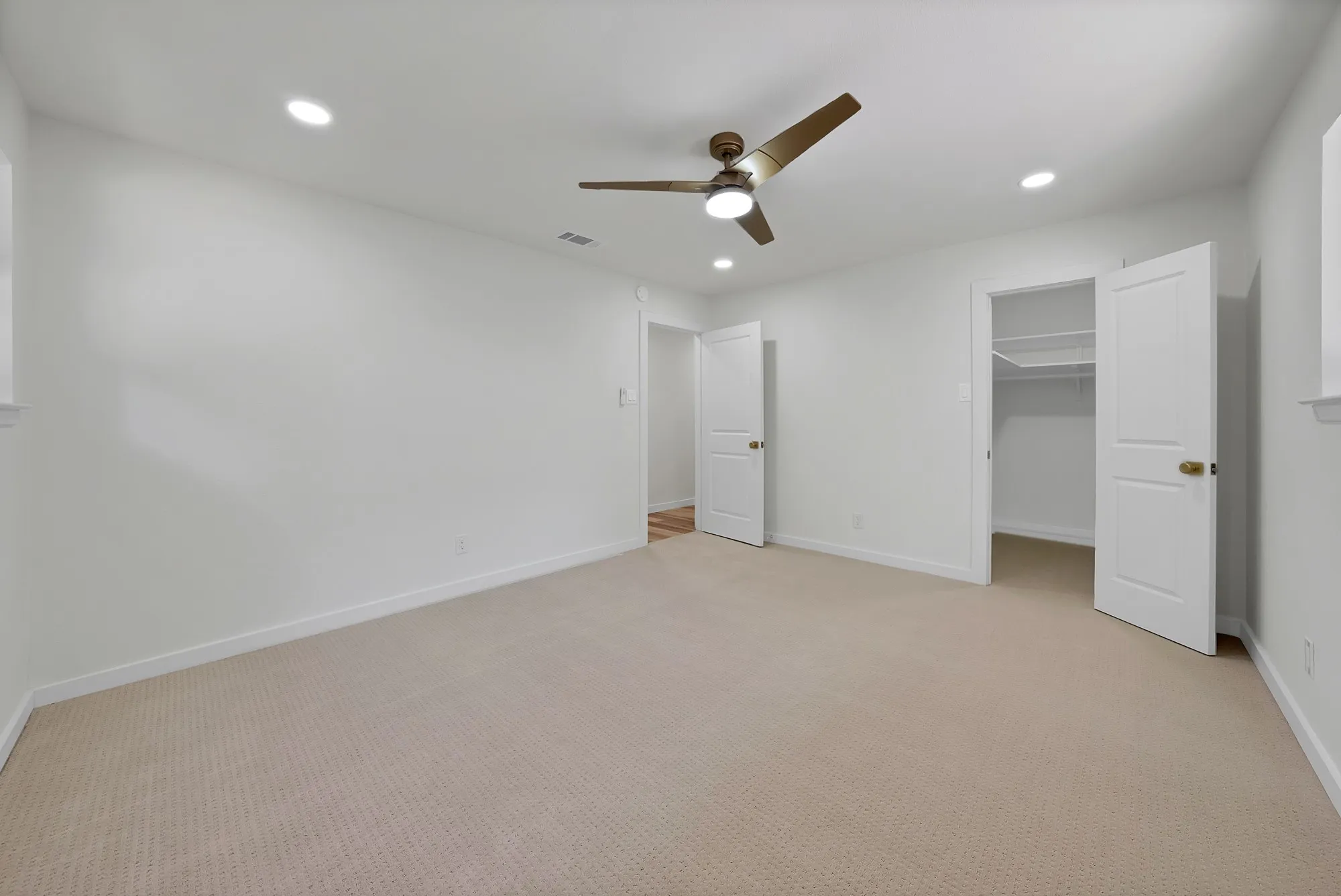 Single Family Residence For Sale in Tarrant County , 6617 Sabrosa Court W, Fort Worth, Texas 76133, 4 Bedroom, 2 Bathroom, Garage spaces, 2,783 Sqft, built in 1968, mls#21370193, Real Estate Agent in Fort Worth, Homes For Sale in Tarrant county, Homes For Sale in Fort Worth, Realtor in Fort Worth Texas, Real Estate Brokerage Independent Realty Texas, Luminita Cordes Realtor