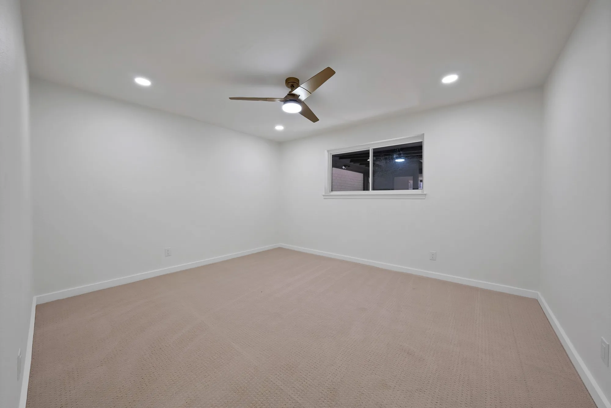 Single Family Residence For Sale in Tarrant County , 6617 Sabrosa Court W, Fort Worth, Texas 76133, 4 Bedroom, 2 Bathroom, Garage spaces, 2,783 Sqft, built in 1968, mls#21370193, Real Estate Agent in Fort Worth, Homes For Sale in Tarrant county, Homes For Sale in Fort Worth, Realtor in Fort Worth Texas, Real Estate Brokerage Independent Realty Texas, Luminita Cordes Realtor