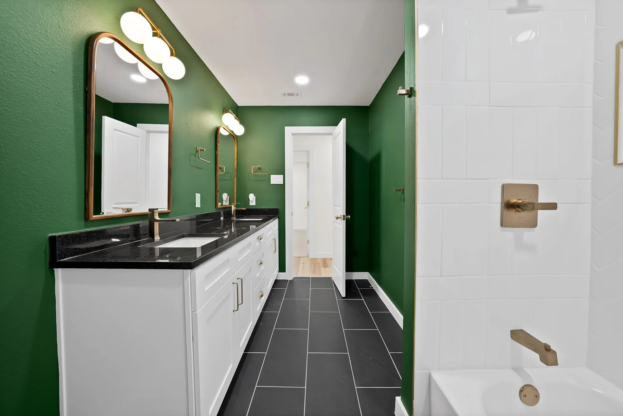 Single Family Residence For Sale in Tarrant County , 6617 Sabrosa Court W, Fort Worth, Texas 76133, 4 Bedroom, 2 Bathroom, Garage spaces, 2,783 Sqft, built in 1968, mls#21370193, Real Estate Agent in Fort Worth, Homes For Sale in Tarrant county, Homes For Sale in Fort Worth, Realtor in Fort Worth Texas, Real Estate Brokerage Independent Realty Texas, Luminita Cordes Realtor