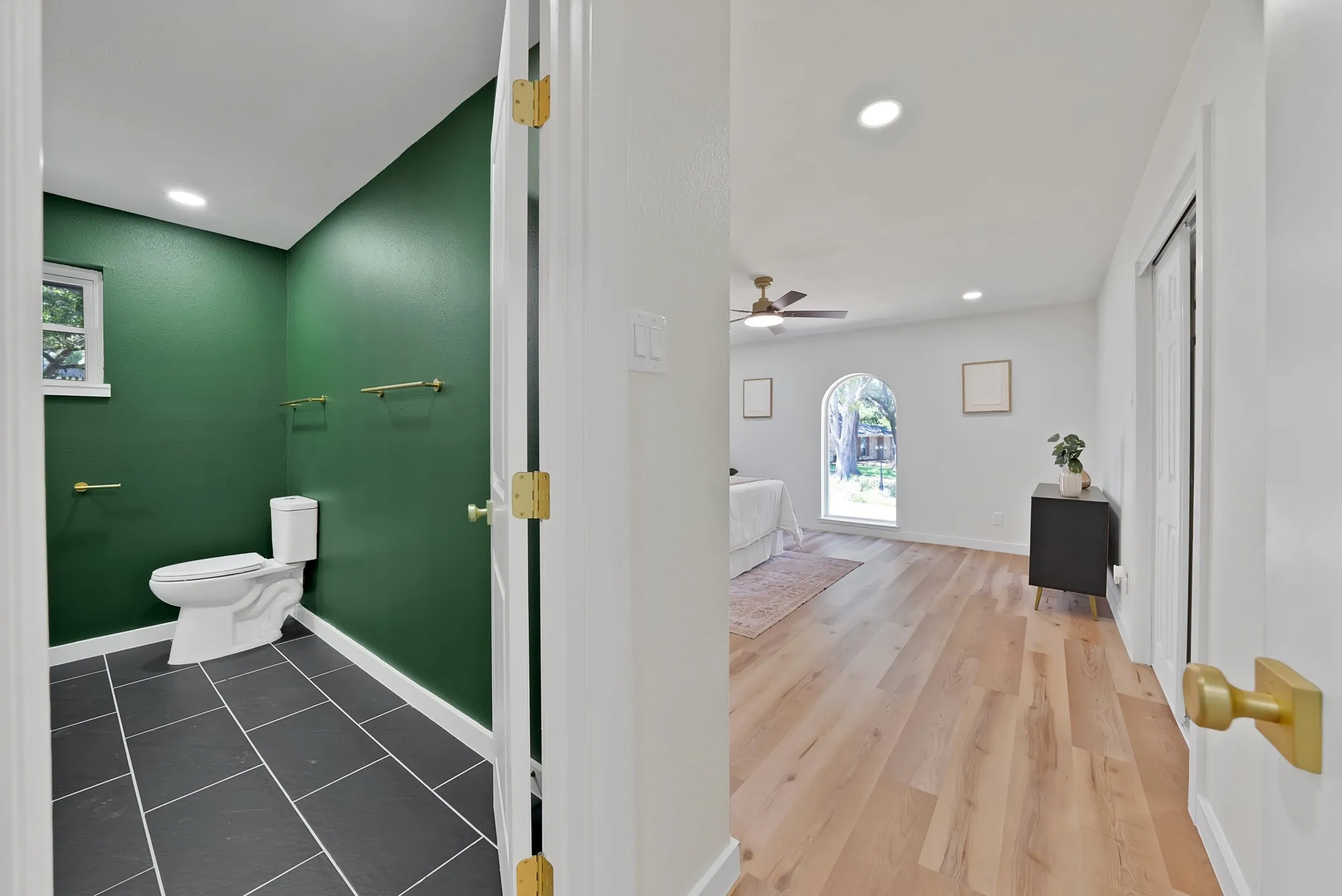 Single Family Residence For Sale in Tarrant County , 6617 Sabrosa Court W, Fort Worth, Texas 76133, 4 Bedroom, 2 Bathroom, Garage spaces, 2,783 Sqft, built in 1968, mls#21370193, Real Estate Agent in Fort Worth, Homes For Sale in Tarrant county, Homes For Sale in Fort Worth, Realtor in Fort Worth Texas, Real Estate Brokerage Independent Realty Texas, Luminita Cordes Realtor