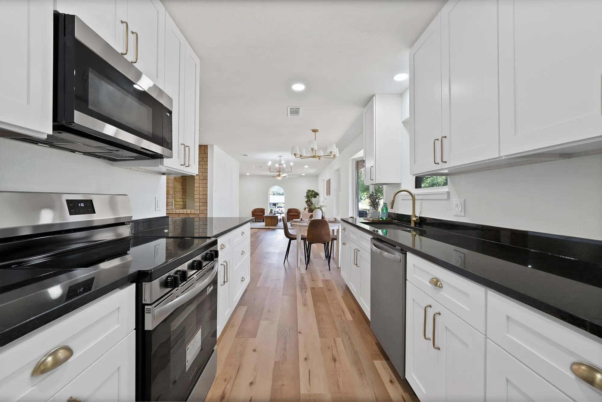 Single Family Residence For Sale in Tarrant County , 6617 Sabrosa Court W, Fort Worth, Texas 76133, 4 Bedroom, 2 Bathroom, Garage spaces, 2,783 Sqft, built in 1968, mls#21370193, Real Estate Agent in Fort Worth, Homes For Sale in Tarrant county, Homes For Sale in Fort Worth, Realtor in Fort Worth Texas, Real Estate Brokerage Independent Realty Texas, Luminita Cordes Realtor