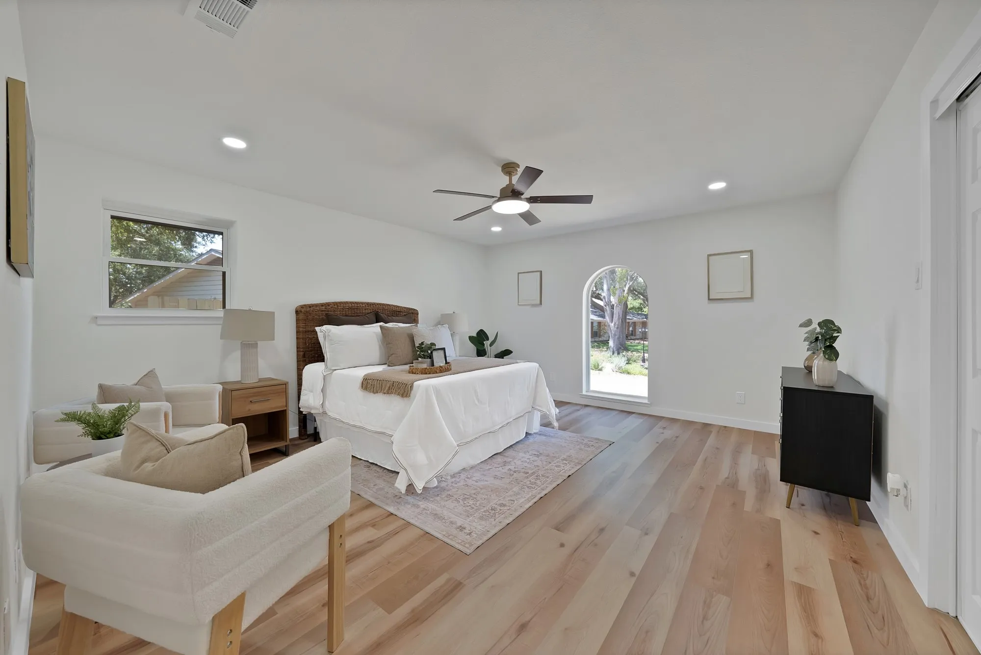 Single Family Residence For Sale in Tarrant County , 6617 Sabrosa Court W, Fort Worth, Texas 76133, 4 Bedroom, 2 Bathroom, Garage spaces, 2,783 Sqft, built in 1968, mls#21370193, Real Estate Agent in Fort Worth, Homes For Sale in Tarrant county, Homes For Sale in Fort Worth, Realtor in Fort Worth Texas, Real Estate Brokerage Independent Realty Texas, Luminita Cordes Realtor