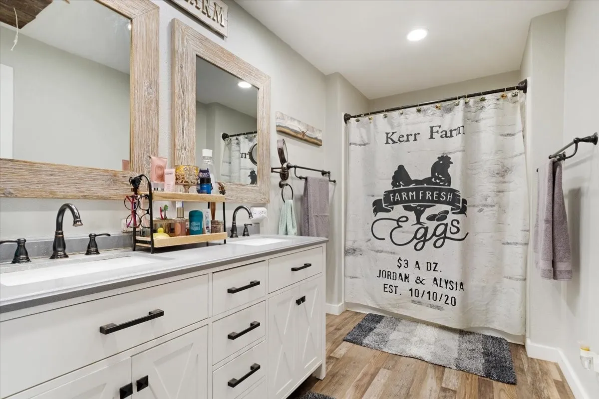 Single Family Residence For Sale in Grayson County , 7436 FM 2729, Van Alstyne, Texas 75495, 2 Bedroom, 2 Bathroom, Garage spaces, 1,440 Sqft, built in 1920, mls#21370772, Real Estate Agent in Van Alstyne, Homes For Sale in Grayson county, Homes For Sale in Van Alstyne, Realtor in Van Alstyne Texas, Real Estate Brokerage Independent Realty Texas, Luminita Cordes Realtor