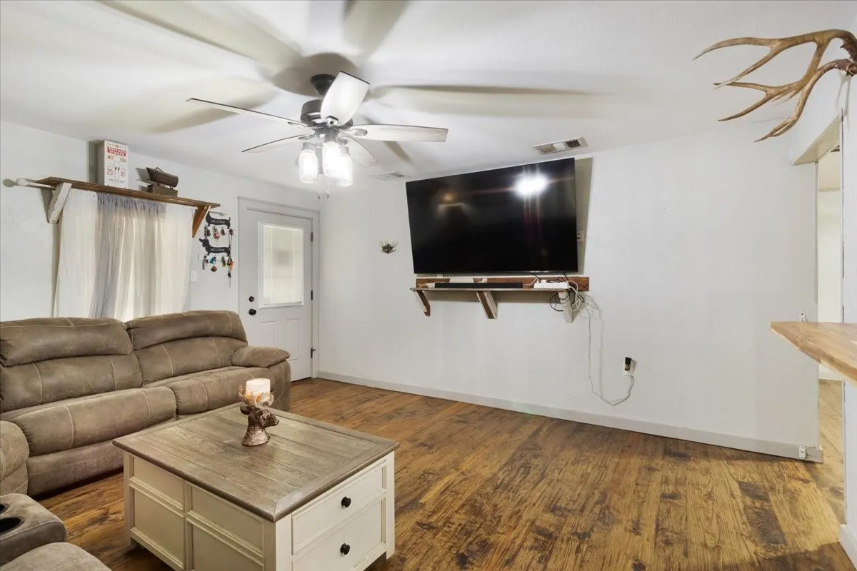 Single Family Residence For Sale in Grayson County , 7436 FM 2729, Van Alstyne, Texas 75495, 2 Bedroom, 2 Bathroom, Garage spaces, 1,440 Sqft, built in 1920, mls#21370772, Real Estate Agent in Van Alstyne, Homes For Sale in Grayson county, Homes For Sale in Van Alstyne, Realtor in Van Alstyne Texas, Real Estate Brokerage Independent Realty Texas, Luminita Cordes Realtor