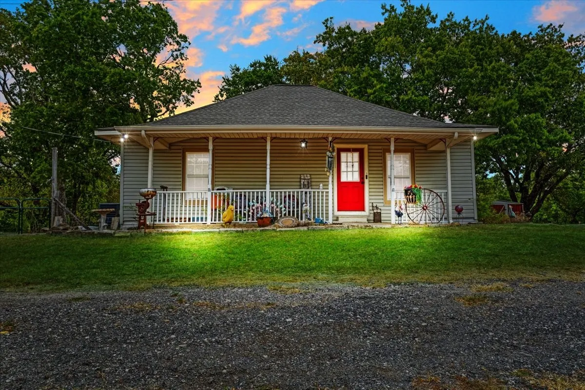 Single Family Residence For Sale in Grayson County , 7436 FM 2729, Van Alstyne, Texas 75495, 2 Bedroom, 2 Bathroom, Garage spaces, 1,440 Sqft, built in 1920, mls#21370772, Real Estate Agent in Van Alstyne, Homes For Sale in Grayson county, Homes For Sale in Van Alstyne, Realtor in Van Alstyne Texas, Real Estate Brokerage Independent Realty Texas, Luminita Cordes Realtor