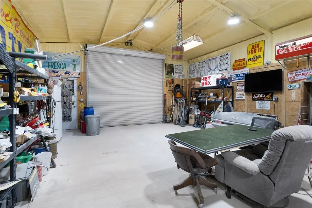 Single Family Residence For Sale in Grayson County , 7436 FM 2729, Van Alstyne, Texas 75495, 2 Bedroom, 2 Bathroom, Garage spaces, 1,440 Sqft, built in 1920, mls#21370772, Real Estate Agent in Van Alstyne, Homes For Sale in Grayson county, Homes For Sale in Van Alstyne, Realtor in Van Alstyne Texas, Real Estate Brokerage Independent Realty Texas, Luminita Cordes Realtor