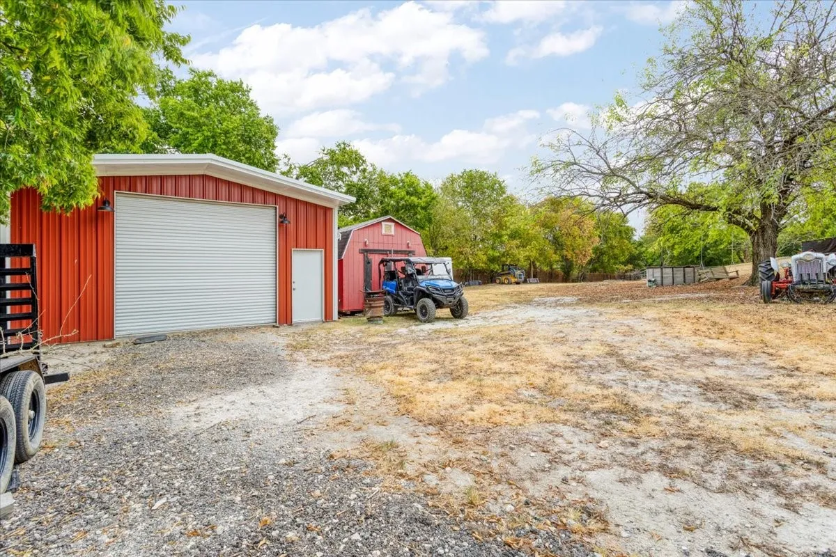 Single Family Residence For Sale in Grayson County , 7436 FM 2729, Van Alstyne, Texas 75495, 2 Bedroom, 2 Bathroom, Garage spaces, 1,440 Sqft, built in 1920, mls#21370772, Real Estate Agent in Van Alstyne, Homes For Sale in Grayson county, Homes For Sale in Van Alstyne, Realtor in Van Alstyne Texas, Real Estate Brokerage Independent Realty Texas, Luminita Cordes Realtor