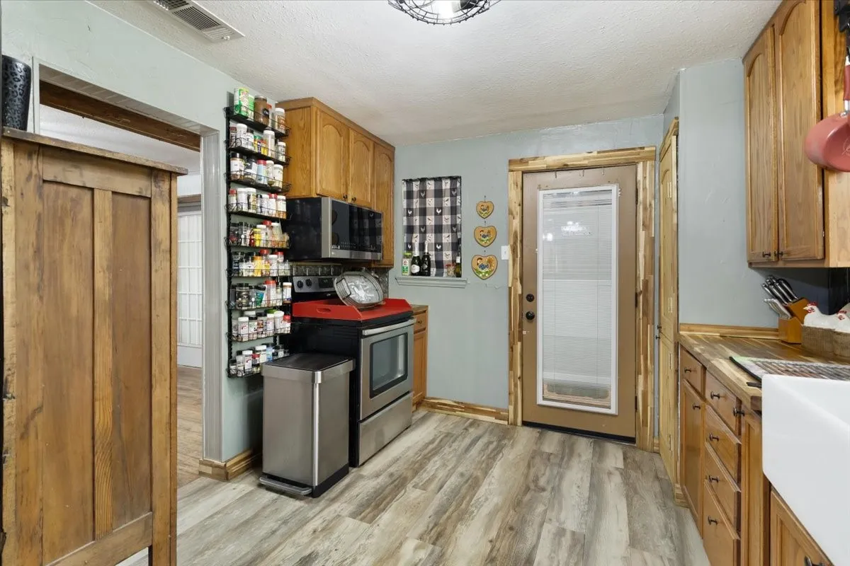 Single Family Residence For Sale in Grayson County , 7436 FM 2729, Van Alstyne, Texas 75495, 2 Bedroom, 2 Bathroom, Garage spaces, 1,440 Sqft, built in 1920, mls#21370772, Real Estate Agent in Van Alstyne, Homes For Sale in Grayson county, Homes For Sale in Van Alstyne, Realtor in Van Alstyne Texas, Real Estate Brokerage Independent Realty Texas, Luminita Cordes Realtor