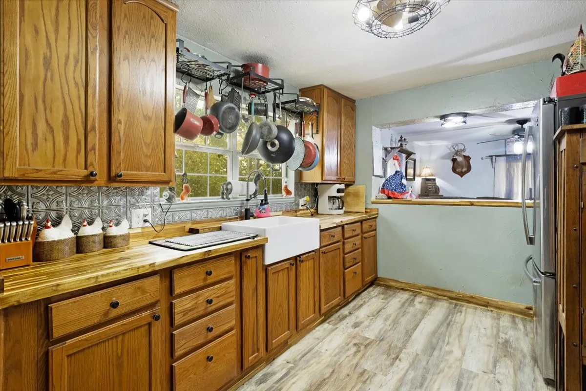 Single Family Residence For Sale in Grayson County , 7436 FM 2729, Van Alstyne, Texas 75495, 2 Bedroom, 2 Bathroom, Garage spaces, 1,440 Sqft, built in 1920, mls#21370772, Real Estate Agent in Van Alstyne, Homes For Sale in Grayson county, Homes For Sale in Van Alstyne, Realtor in Van Alstyne Texas, Real Estate Brokerage Independent Realty Texas, Luminita Cordes Realtor