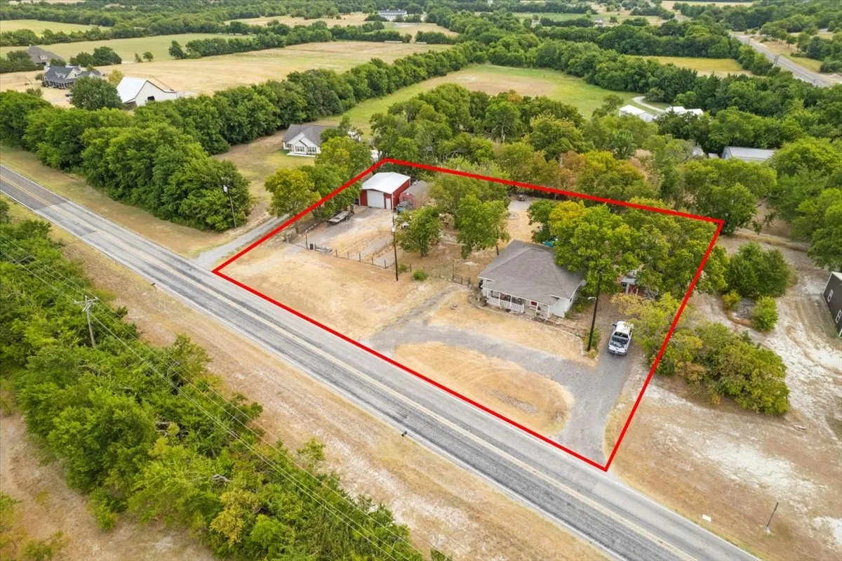 Single Family Residence For Sale in Grayson County , 7436 FM 2729, Van Alstyne, Texas 75495, 2 Bedroom, 2 Bathroom, Garage spaces, 1,440 Sqft, built in 1920, mls#21370772, Real Estate Agent in Van Alstyne, Homes For Sale in Grayson county, Homes For Sale in Van Alstyne, Realtor in Van Alstyne Texas, Real Estate Brokerage Independent Realty Texas, Luminita Cordes Realtor