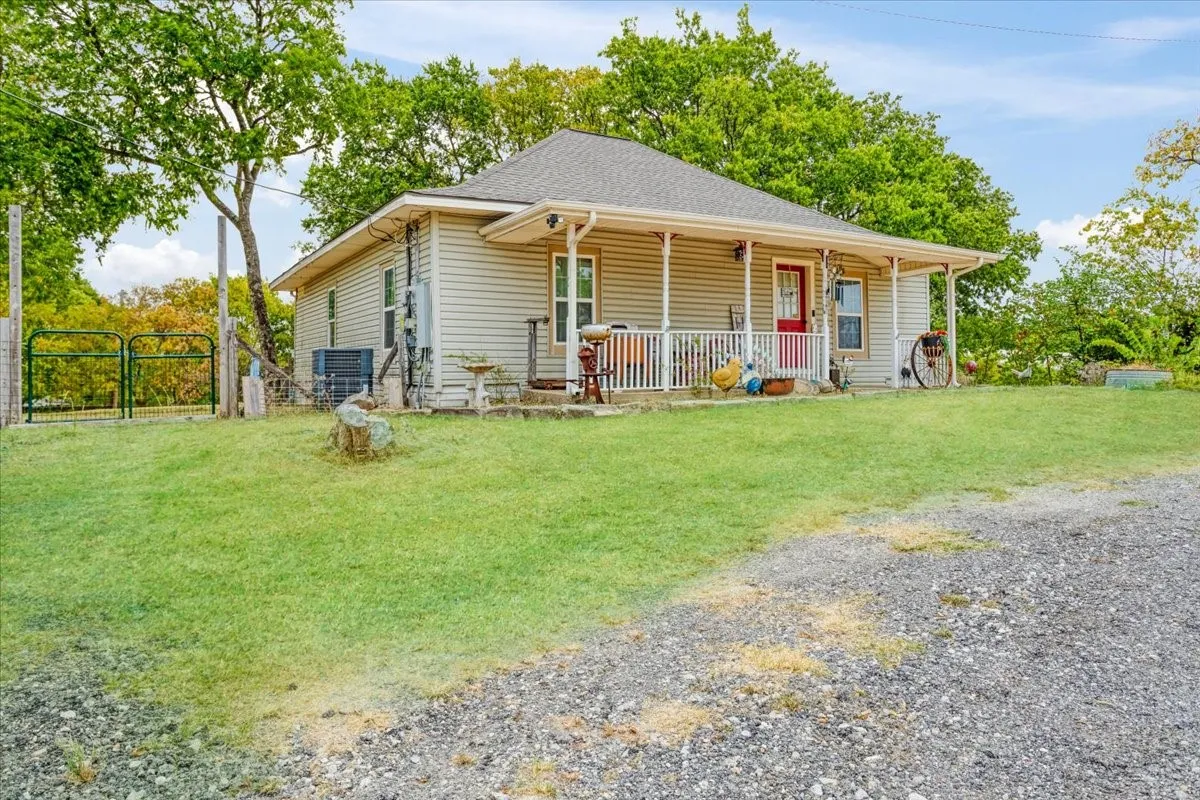 Single Family Residence For Sale in Grayson County , 7436 FM 2729, Van Alstyne, Texas 75495, 2 Bedroom, 2 Bathroom, Garage spaces, 1,440 Sqft, built in 1920, mls#21370772, Real Estate Agent in Van Alstyne, Homes For Sale in Grayson county, Homes For Sale in Van Alstyne, Realtor in Van Alstyne Texas, Real Estate Brokerage Independent Realty Texas, Luminita Cordes Realtor