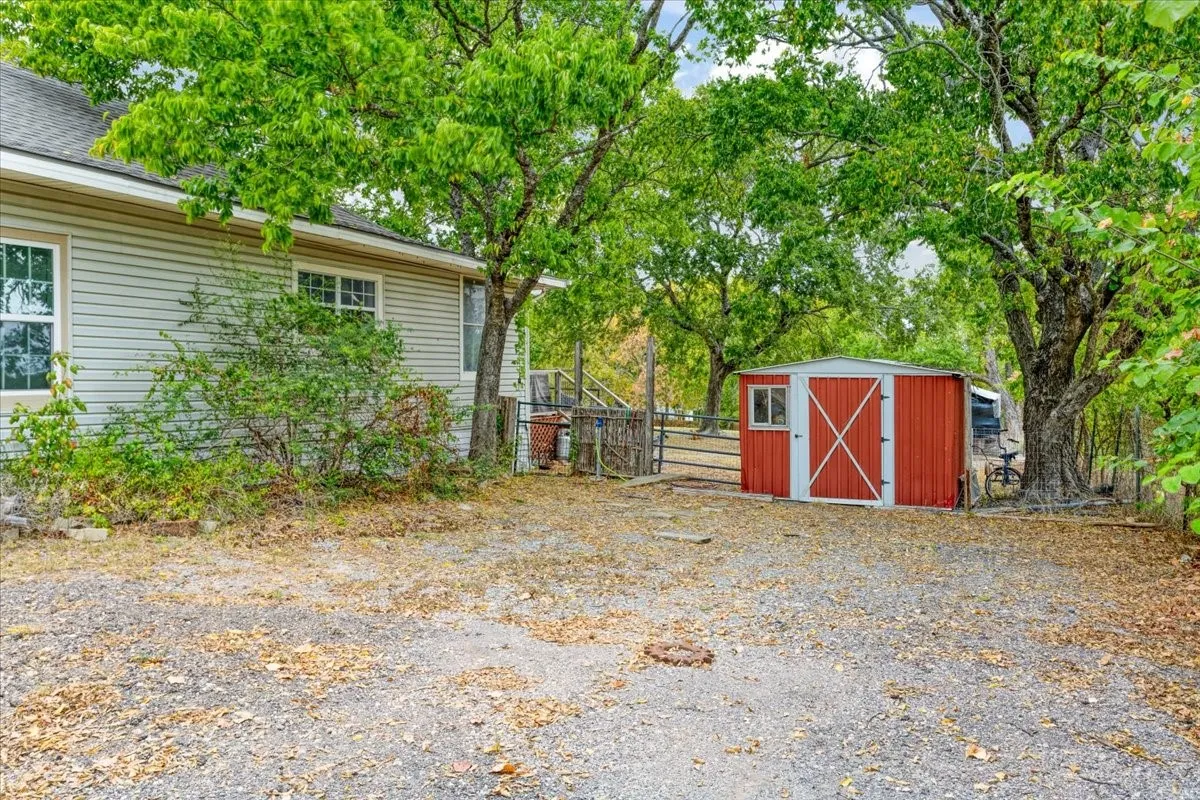 Single Family Residence For Sale in Grayson County , 7436 FM 2729, Van Alstyne, Texas 75495, 2 Bedroom, 2 Bathroom, Garage spaces, 1,440 Sqft, built in 1920, mls#21370772, Real Estate Agent in Van Alstyne, Homes For Sale in Grayson county, Homes For Sale in Van Alstyne, Realtor in Van Alstyne Texas, Real Estate Brokerage Independent Realty Texas, Luminita Cordes Realtor