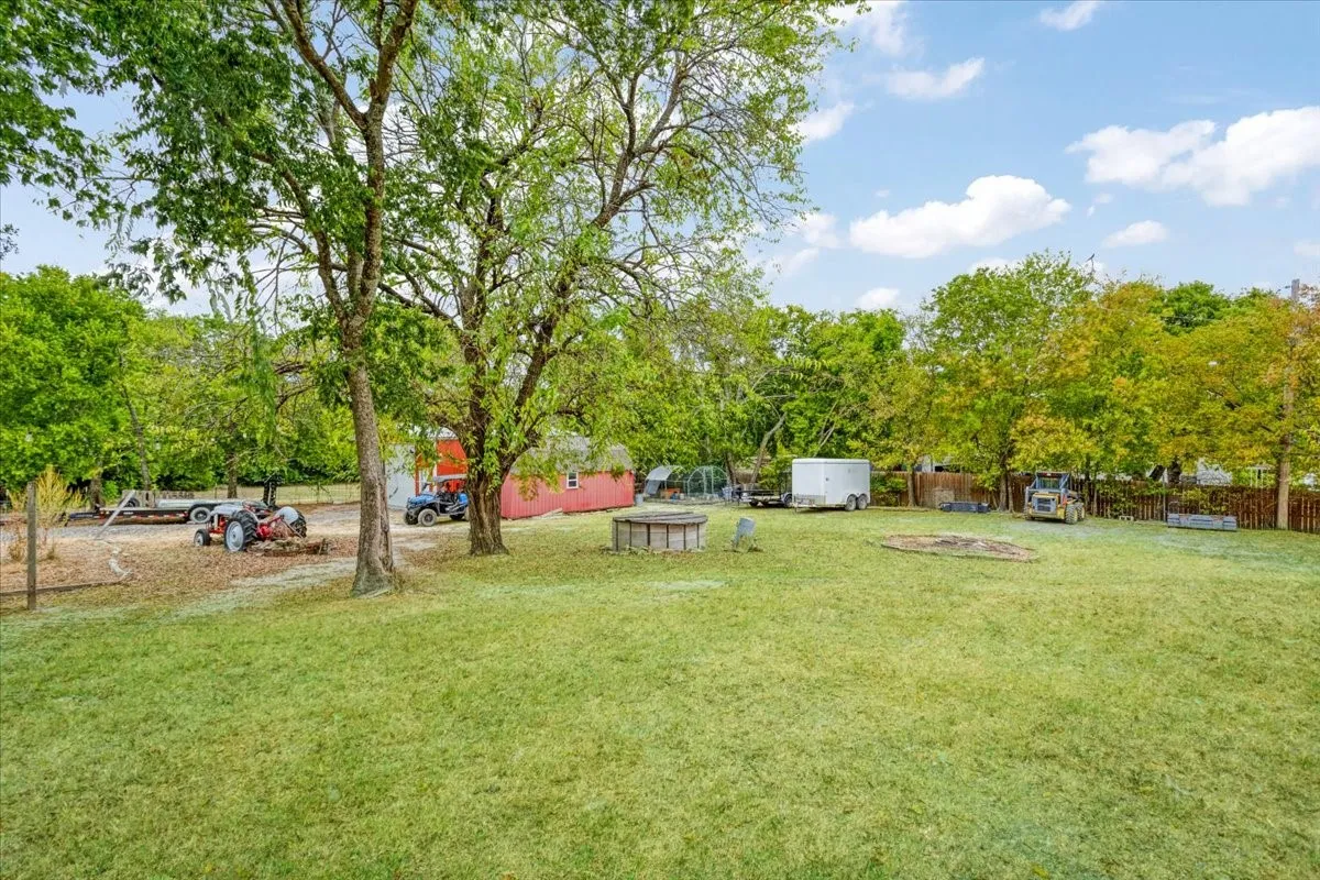 Single Family Residence For Sale in Grayson County , 7436 FM 2729, Van Alstyne, Texas 75495, 2 Bedroom, 2 Bathroom, Garage spaces, 1,440 Sqft, built in 1920, mls#21370772, Real Estate Agent in Van Alstyne, Homes For Sale in Grayson county, Homes For Sale in Van Alstyne, Realtor in Van Alstyne Texas, Real Estate Brokerage Independent Realty Texas, Luminita Cordes Realtor