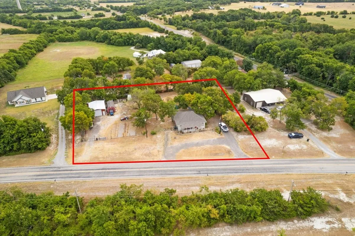 Single Family Residence For Sale in Grayson County , 7436 FM 2729, Van Alstyne, Texas 75495, 2 Bedroom, 2 Bathroom, Garage spaces, 1,440 Sqft, built in 1920, mls#21370772, Real Estate Agent in Van Alstyne, Homes For Sale in Grayson county, Homes For Sale in Van Alstyne, Realtor in Van Alstyne Texas, Real Estate Brokerage Independent Realty Texas, Luminita Cordes Realtor
