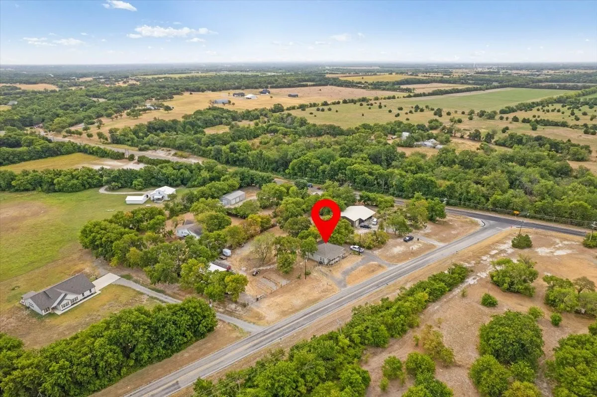 Single Family Residence For Sale in Grayson County , 7436 FM 2729, Van Alstyne, Texas 75495, 2 Bedroom, 2 Bathroom, Garage spaces, 1,440 Sqft, built in 1920, mls#21370772, Real Estate Agent in Van Alstyne, Homes For Sale in Grayson county, Homes For Sale in Van Alstyne, Realtor in Van Alstyne Texas, Real Estate Brokerage Independent Realty Texas, Luminita Cordes Realtor