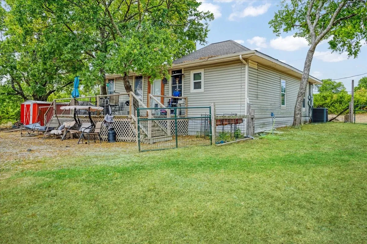 Single Family Residence For Sale in Grayson County , 7436 FM 2729, Van Alstyne, Texas 75495, 2 Bedroom, 2 Bathroom, Garage spaces, 1,440 Sqft, built in 1920, mls#21370772, Real Estate Agent in Van Alstyne, Homes For Sale in Grayson county, Homes For Sale in Van Alstyne, Realtor in Van Alstyne Texas, Real Estate Brokerage Independent Realty Texas, Luminita Cordes Realtor