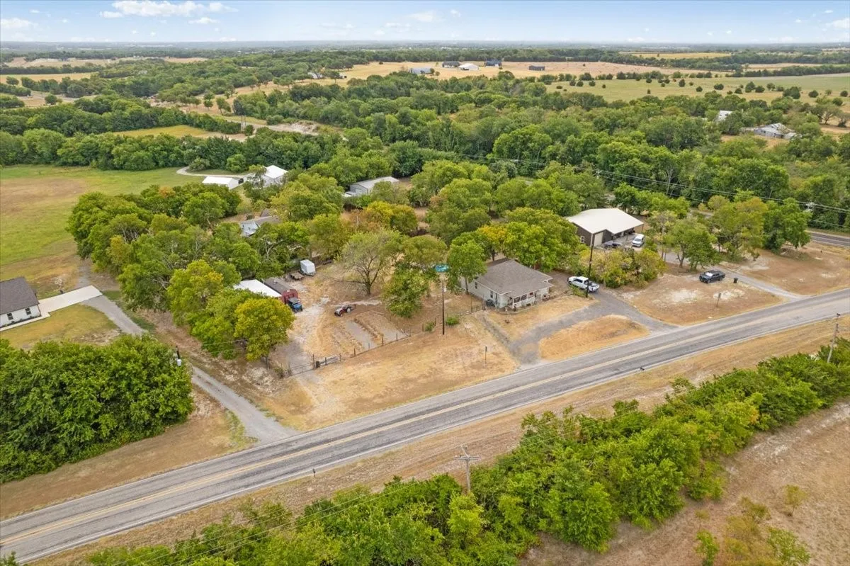 Single Family Residence For Sale in Grayson County , 7436 FM 2729, Van Alstyne, Texas 75495, 2 Bedroom, 2 Bathroom, Garage spaces, 1,440 Sqft, built in 1920, mls#21370772, Real Estate Agent in Van Alstyne, Homes For Sale in Grayson county, Homes For Sale in Van Alstyne, Realtor in Van Alstyne Texas, Real Estate Brokerage Independent Realty Texas, Luminita Cordes Realtor