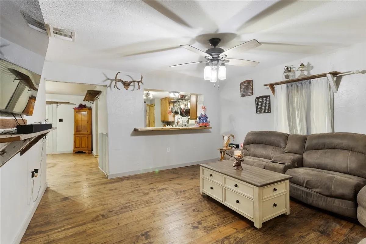 Single Family Residence For Sale in Grayson County , 7436 FM 2729, Van Alstyne, Texas 75495, 2 Bedroom, 2 Bathroom, Garage spaces, 1,440 Sqft, built in 1920, mls#21370772, Real Estate Agent in Van Alstyne, Homes For Sale in Grayson county, Homes For Sale in Van Alstyne, Realtor in Van Alstyne Texas, Real Estate Brokerage Independent Realty Texas, Luminita Cordes Realtor