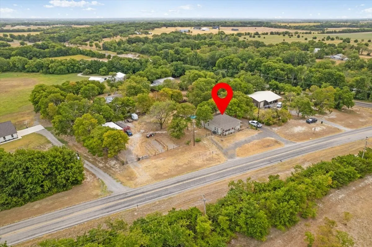 Single Family Residence For Sale in Grayson County , 7436 FM 2729, Van Alstyne, Texas 75495, 2 Bedroom, 2 Bathroom, Garage spaces, 1,440 Sqft, built in 1920, mls#21370772, Real Estate Agent in Van Alstyne, Homes For Sale in Grayson county, Homes For Sale in Van Alstyne, Realtor in Van Alstyne Texas, Real Estate Brokerage Independent Realty Texas, Luminita Cordes Realtor