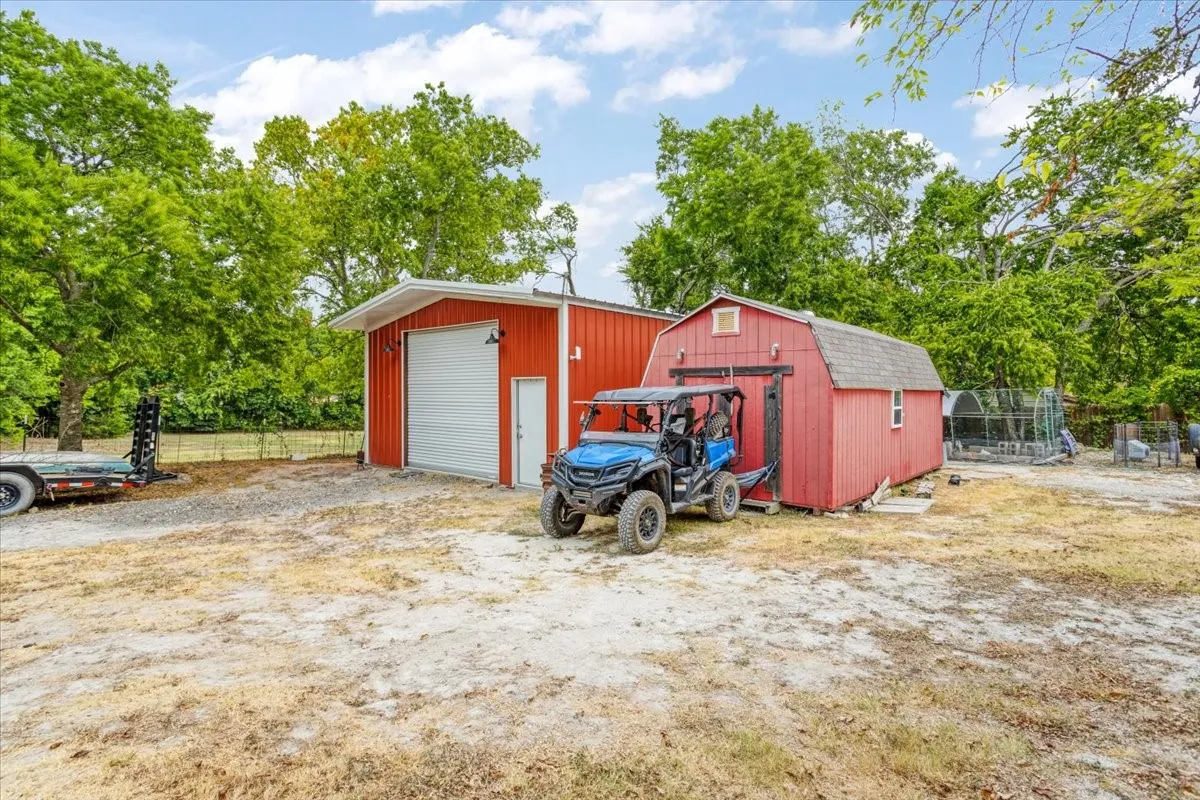 Single Family Residence For Sale in Grayson County , 7436 FM 2729, Van Alstyne, Texas 75495, 2 Bedroom, 2 Bathroom, Garage spaces, 1,440 Sqft, built in 1920, mls#21370772, Real Estate Agent in Van Alstyne, Homes For Sale in Grayson county, Homes For Sale in Van Alstyne, Realtor in Van Alstyne Texas, Real Estate Brokerage Independent Realty Texas, Luminita Cordes Realtor