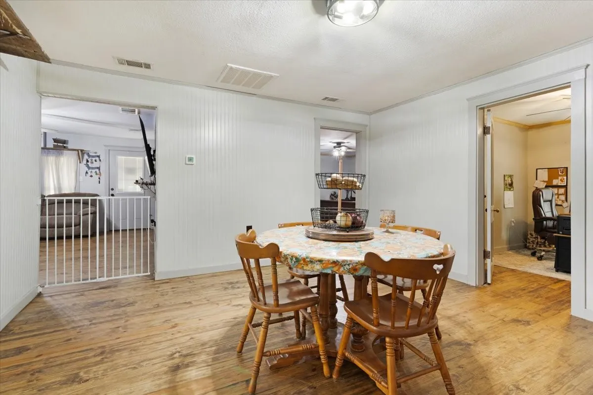 Single Family Residence For Sale in Grayson County , 7436 FM 2729, Van Alstyne, Texas 75495, 2 Bedroom, 2 Bathroom, Garage spaces, 1,440 Sqft, built in 1920, mls#21370772, Real Estate Agent in Van Alstyne, Homes For Sale in Grayson county, Homes For Sale in Van Alstyne, Realtor in Van Alstyne Texas, Real Estate Brokerage Independent Realty Texas, Luminita Cordes Realtor