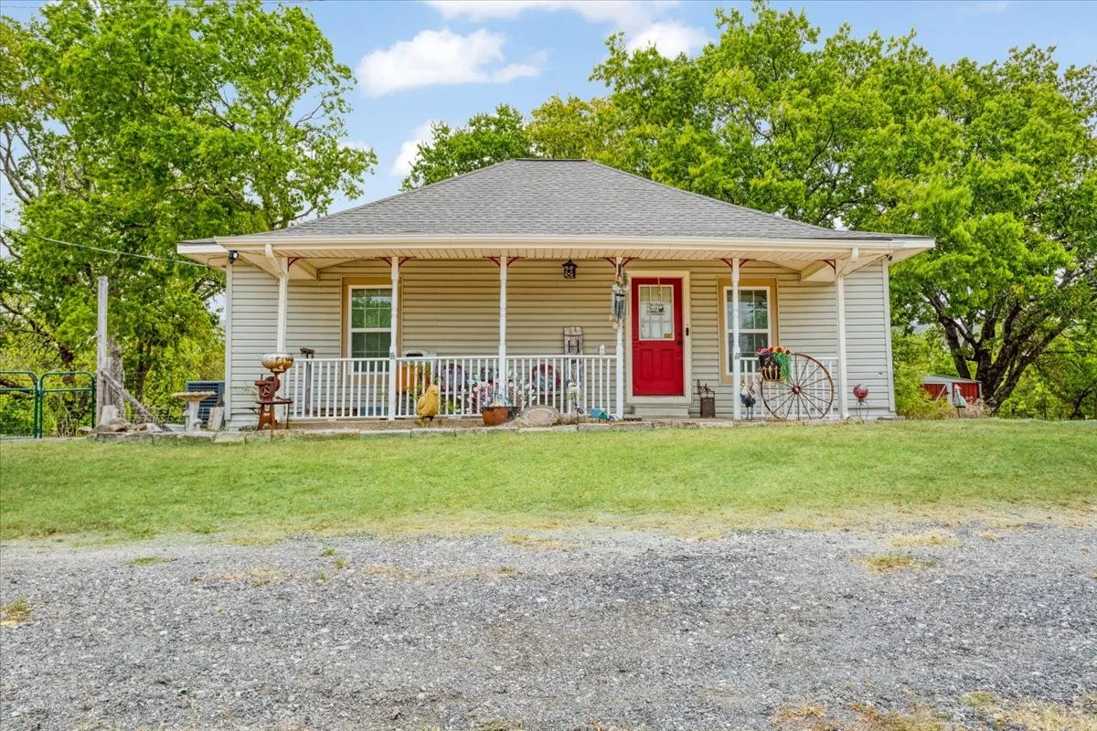 Single Family Residence For Sale in Grayson County , 7436 FM 2729, Van Alstyne, Texas 75495, 2 Bedroom, 2 Bathroom, Garage spaces, 1,440 Sqft, built in 1920, mls#21370772, Real Estate Agent in Van Alstyne, Homes For Sale in Grayson county, Homes For Sale in Van Alstyne, Realtor in Van Alstyne Texas, Real Estate Brokerage Independent Realty Texas, Luminita Cordes Realtor