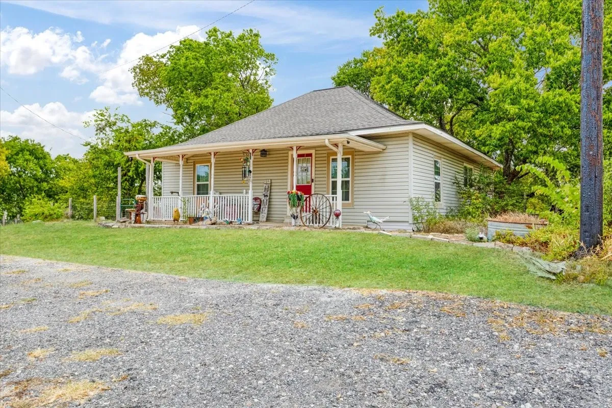 Single Family Residence For Sale in Grayson County , 7436 FM 2729, Van Alstyne, Texas 75495, 2 Bedroom, 2 Bathroom, Garage spaces, 1,440 Sqft, built in 1920, mls#21370772, Real Estate Agent in Van Alstyne, Homes For Sale in Grayson county, Homes For Sale in Van Alstyne, Realtor in Van Alstyne Texas, Real Estate Brokerage Independent Realty Texas, Luminita Cordes Realtor