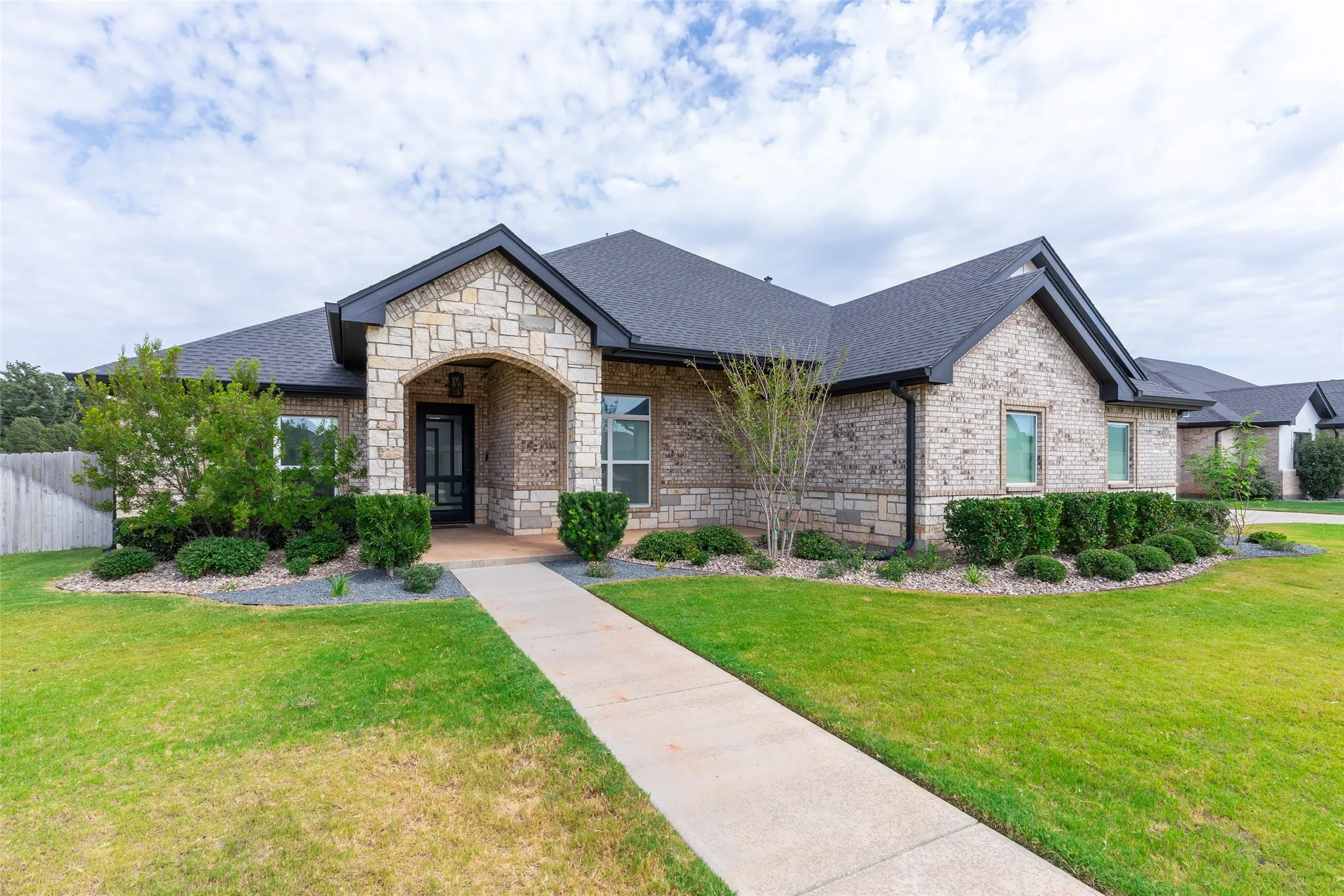 Single Family Residence For Sale in Taylor County , 2301 Manor Oaks Terrace, Abilene, Texas 79602, 5 Bedroom, 4 Bathroom, 2 Garage spaces, 2,938 Sqft, built in 2019, mls#21371299, Real Estate Agent in Abilene, Homes For Sale in Taylor county, Homes For Sale in Abilene, Realtor in Abilene Texas, Real Estate Brokerage Independent Realty Texas, Luminita Cordes Realtor