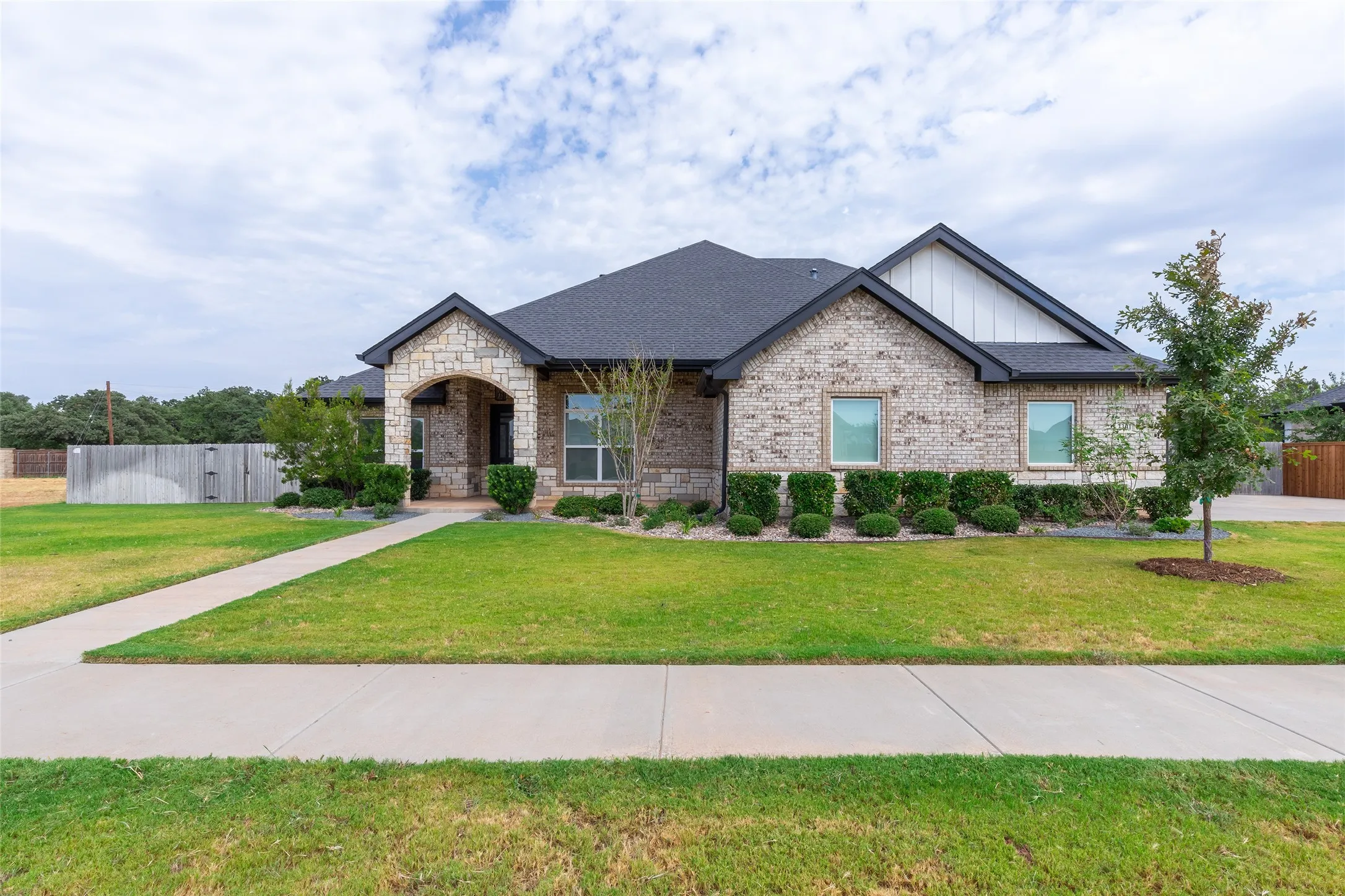Single Family Residence For Sale in Taylor County , 2301 Manor Oaks Terrace, Abilene, Texas 79602, 5 Bedroom, 4 Bathroom, 2 Garage spaces, 2,938 Sqft, built in 2019, mls#21371299, Real Estate Agent in Abilene, Homes For Sale in Taylor county, Homes For Sale in Abilene, Realtor in Abilene Texas, Real Estate Brokerage Independent Realty Texas, Luminita Cordes Realtor