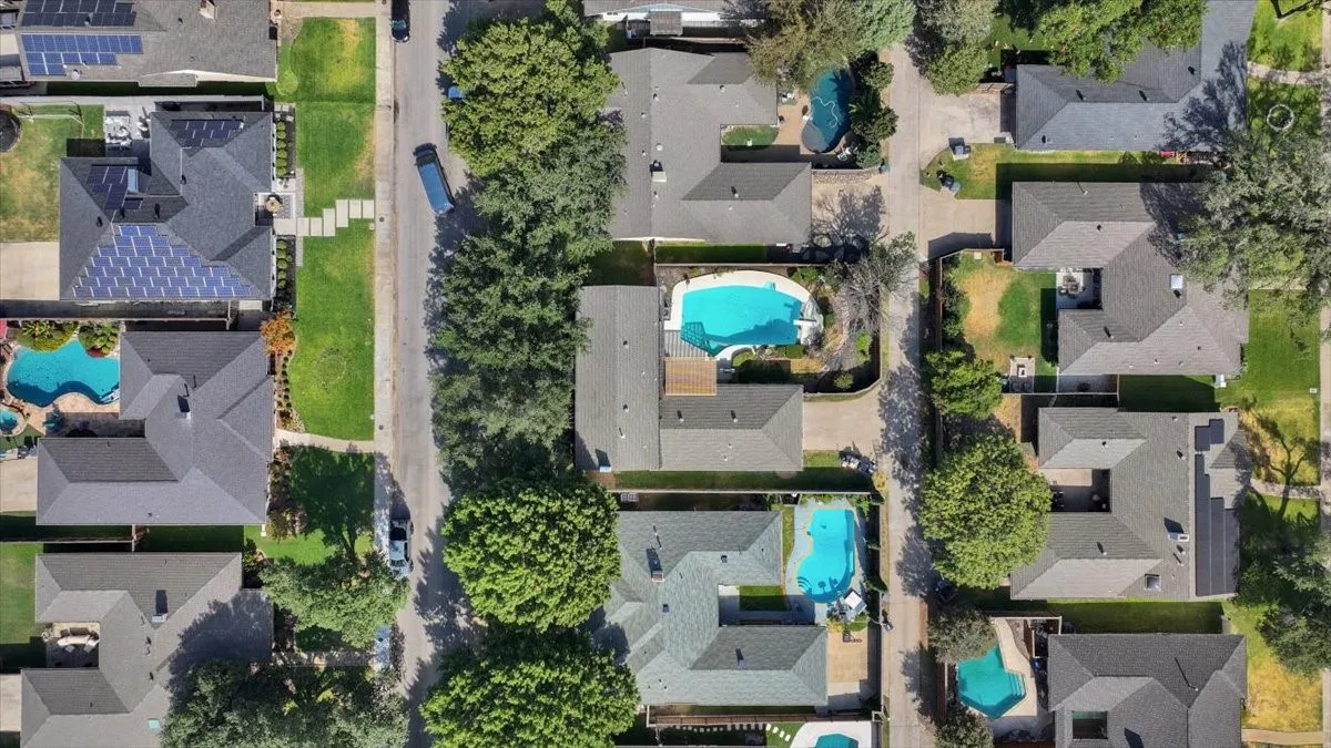 Single Family Residence For Sale in Dallas County , 7240 Whispering Pines Drive, Dallas, Texas 75248, 4 Bedroom, 3 Bathroom, 2 Garage spaces, 2,508 Sqft, built in 1971, mls#21370603, Real Estate Agent in Dallas, Homes For Sale in Dallas county, Homes For Sale in Dallas, Realtor in Dallas Texas, Real Estate Brokerage Independent Realty Texas, Luminita Cordes Realtor