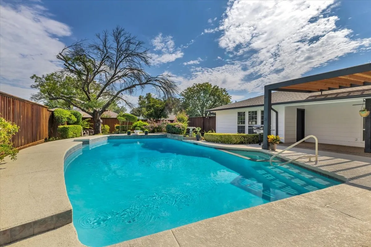 Single Family Residence For Sale in Dallas County , 7240 Whispering Pines Drive, Dallas, Texas 75248, 4 Bedroom, 3 Bathroom, 2 Garage spaces, 2,508 Sqft, built in 1971, mls#21370603, Real Estate Agent in Dallas, Homes For Sale in Dallas county, Homes For Sale in Dallas, Realtor in Dallas Texas, Real Estate Brokerage Independent Realty Texas, Luminita Cordes Realtor