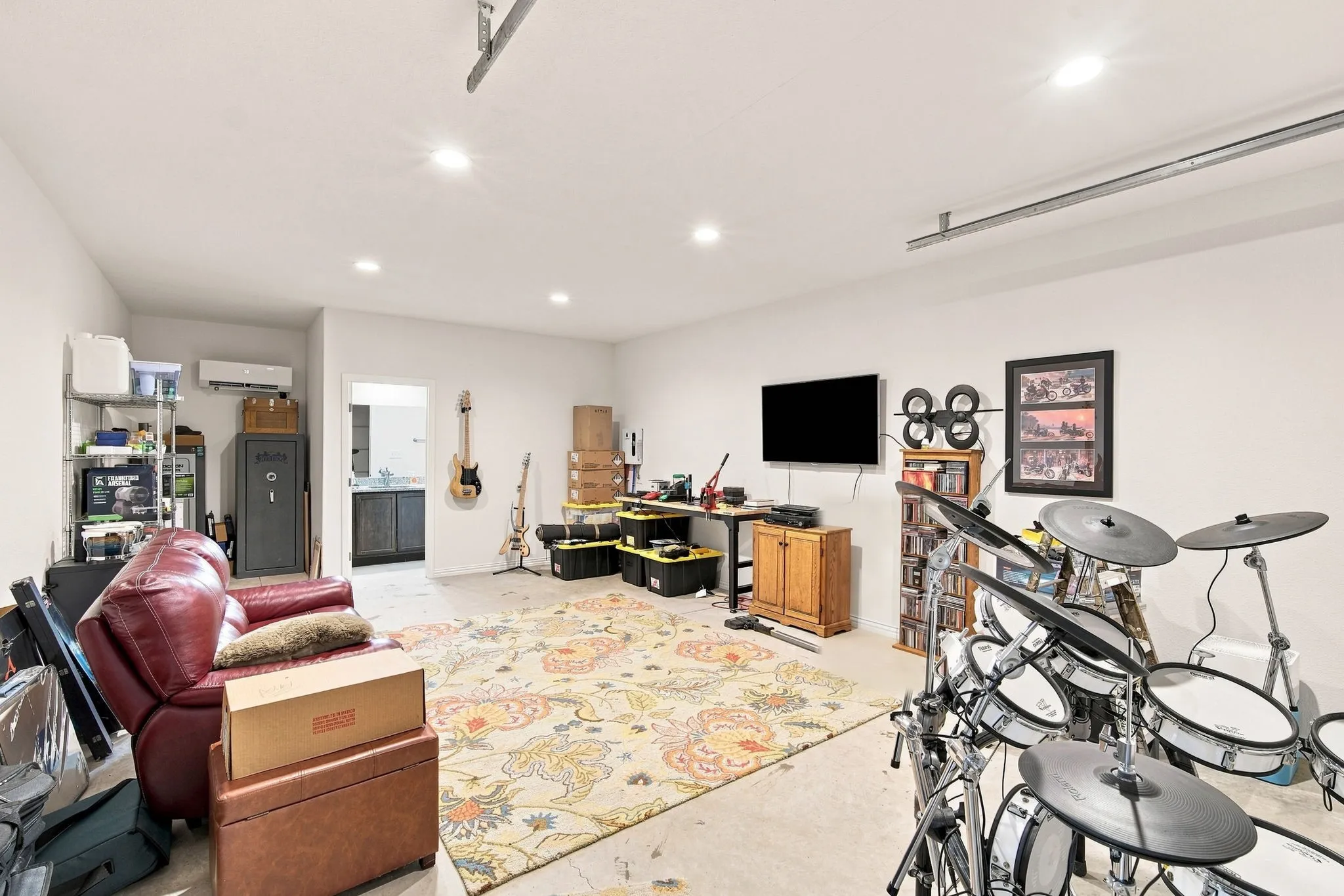 Expansive workshop offering functionality, flexibility, and a private bathroom.